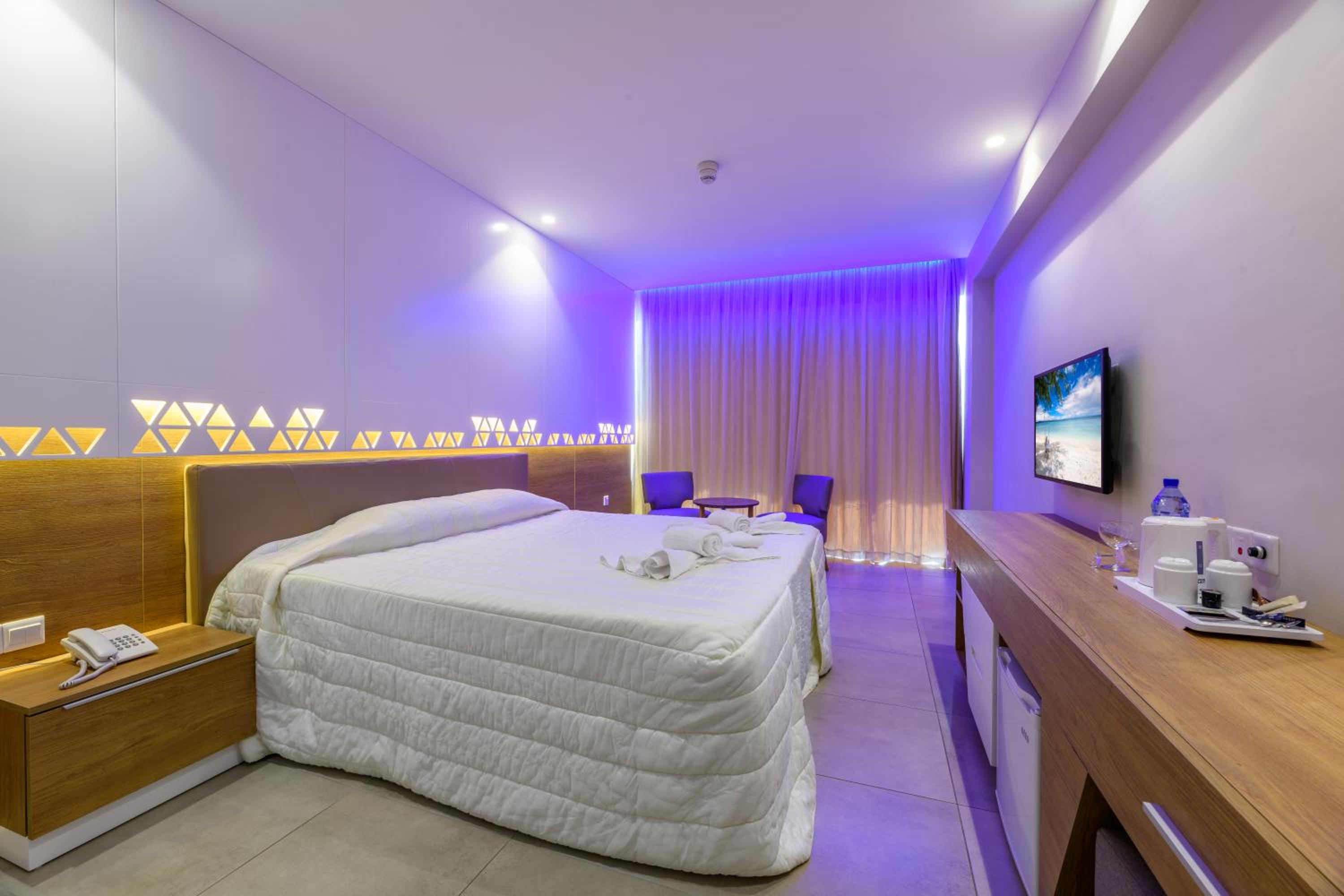 Superior Double Room with Sea View - Photo 2