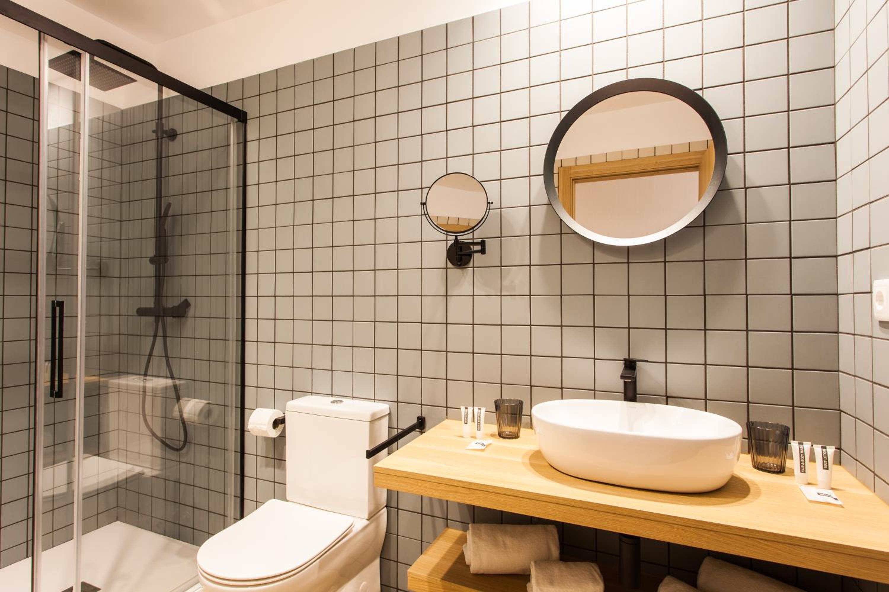 Standard Double or Twin Room - Photo 8