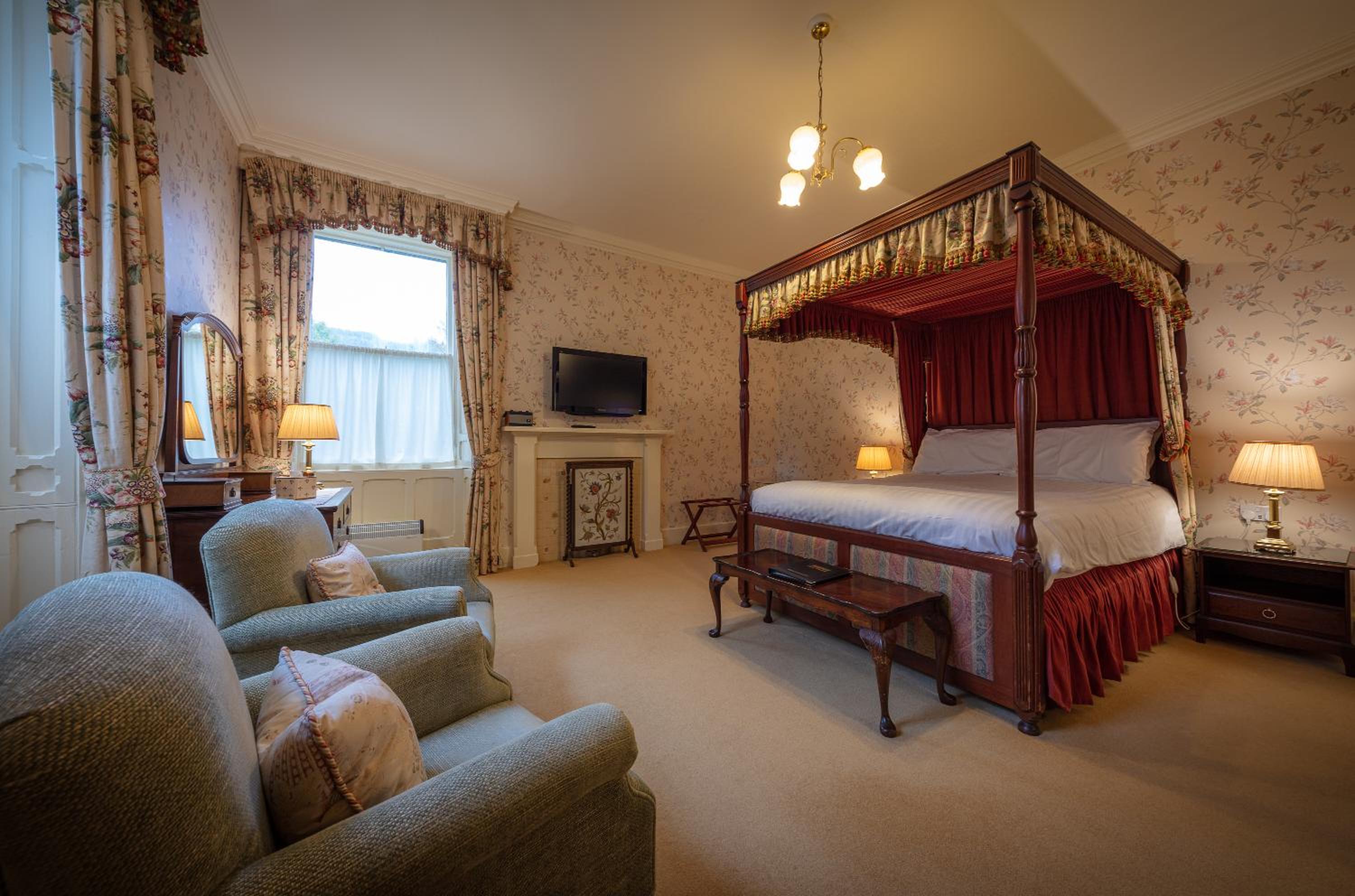 Superior Room with Four Poster Bed photo 2