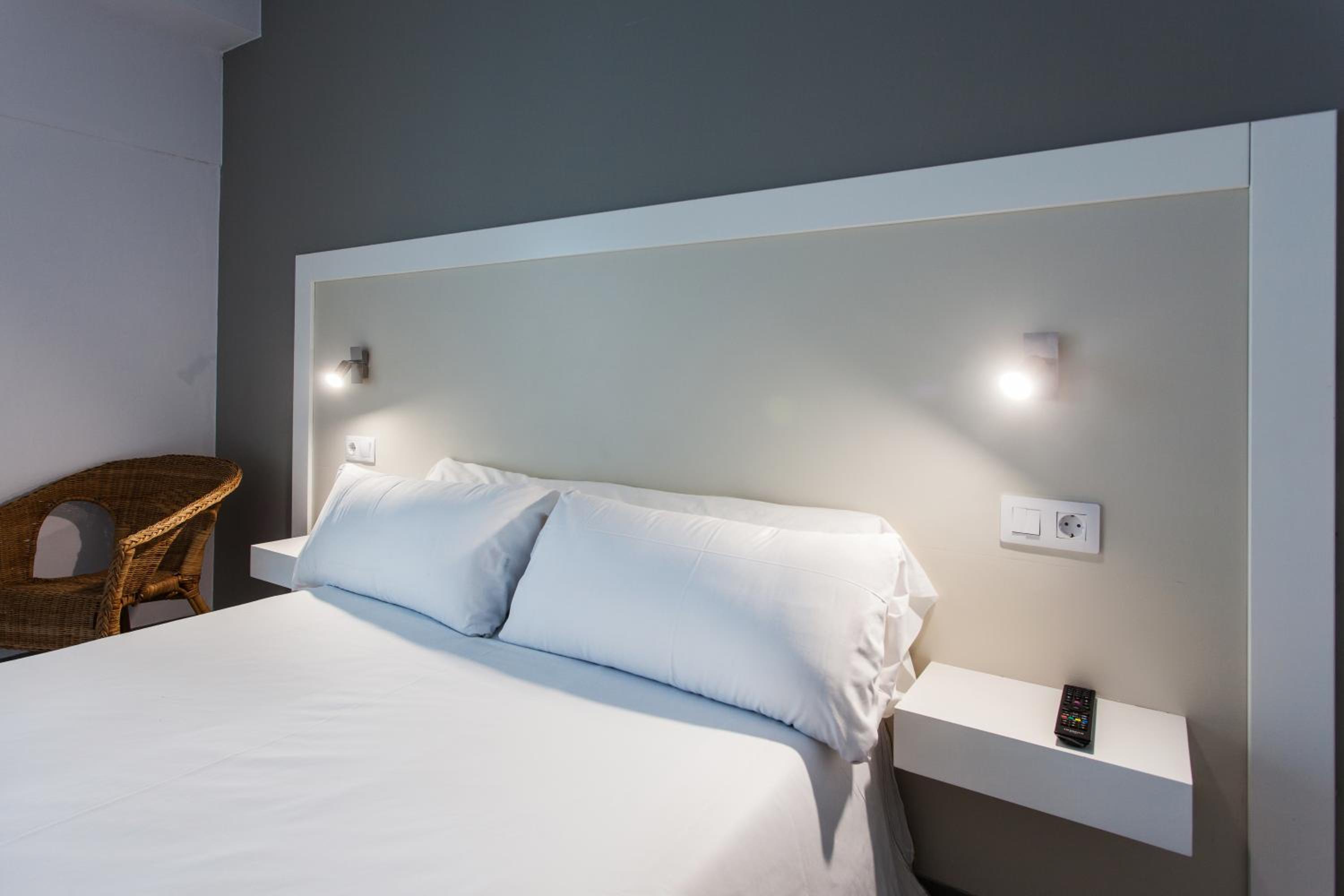 Basic Double or Twin Room with Bath  - Photo 7