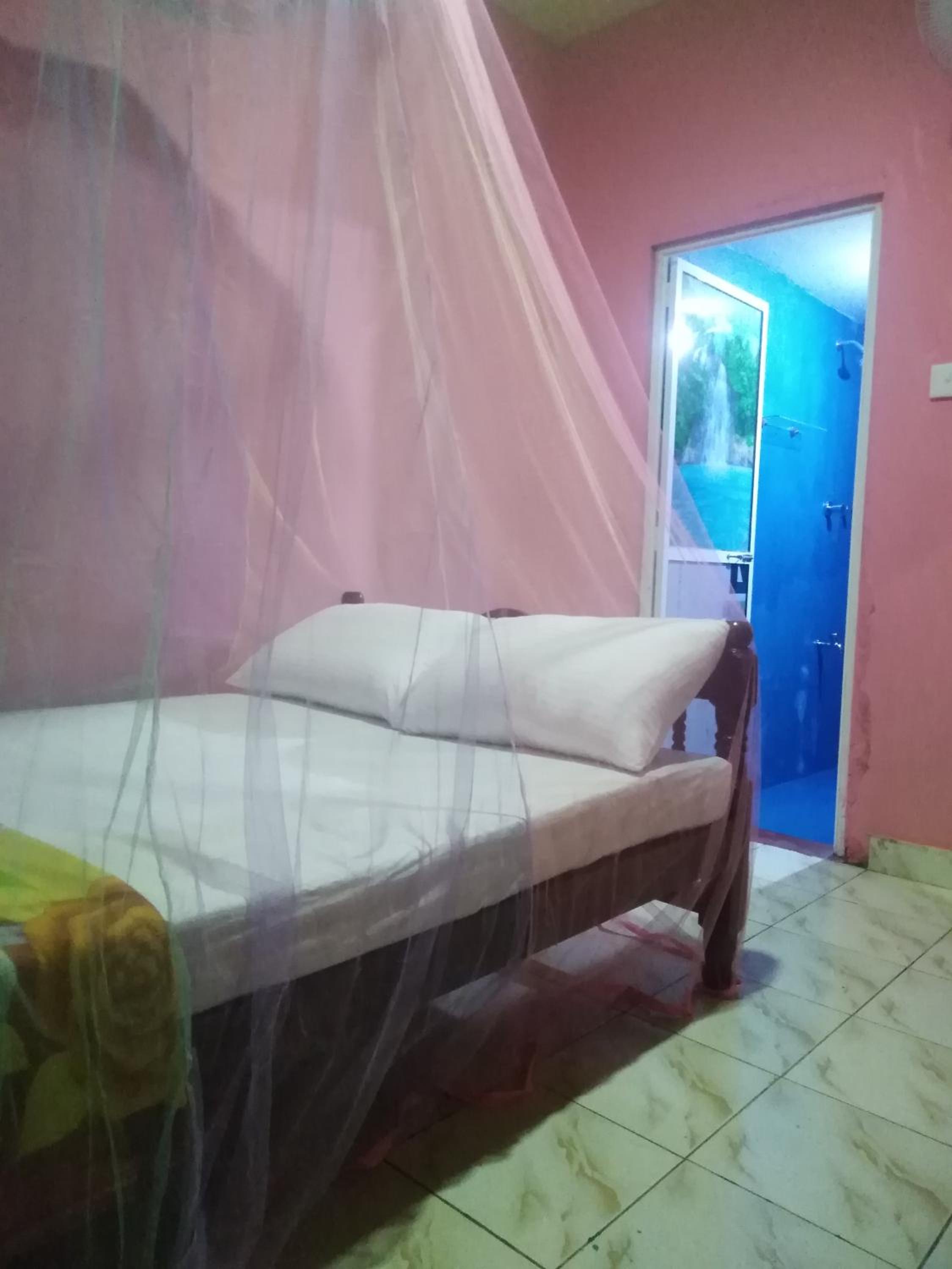 Single Room with Private Bathroom photo 3