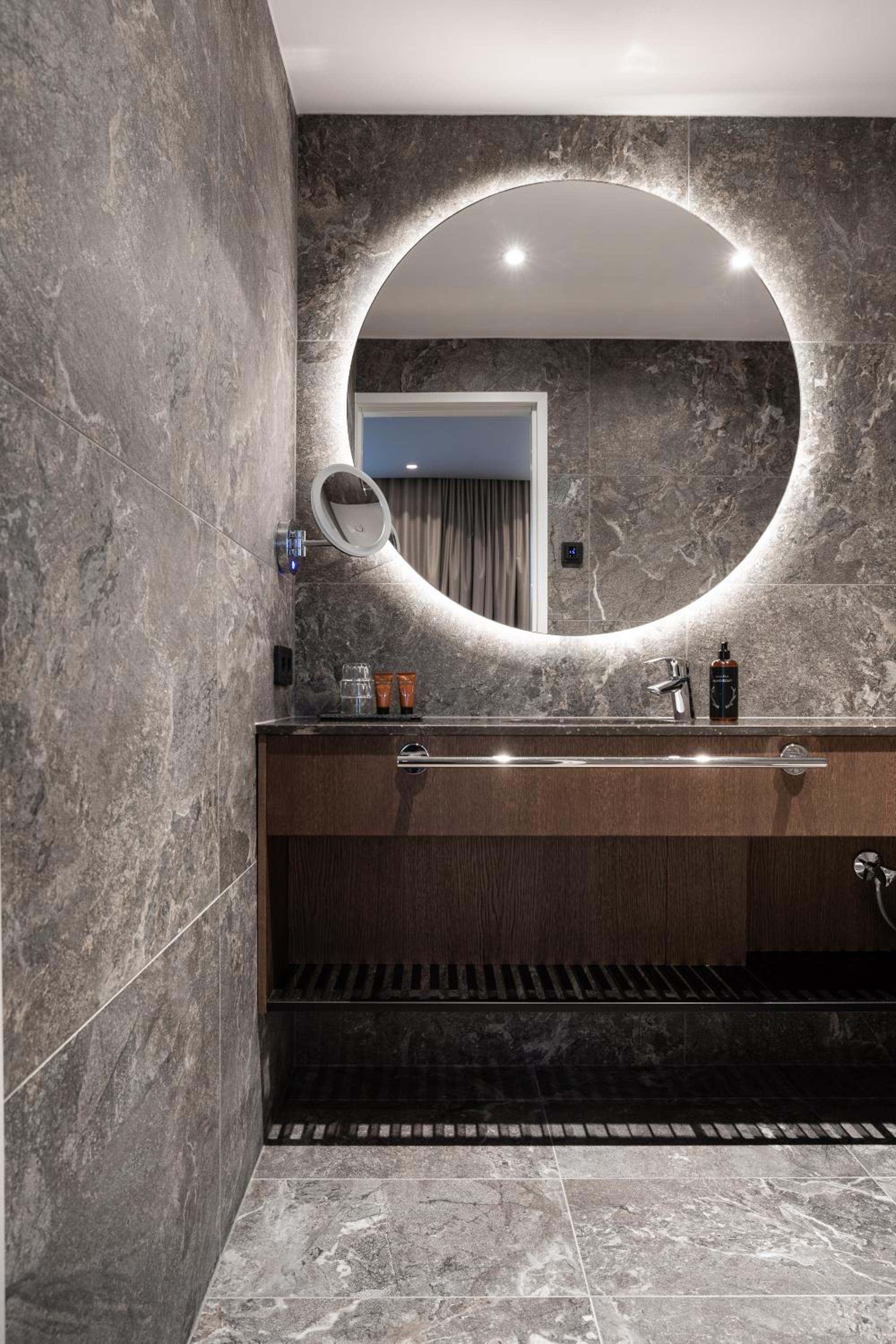Mystique Deluxe Spa - Photo 14