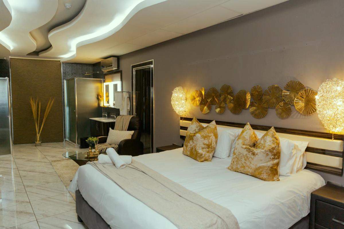 Deluxe King Suite photo 2
