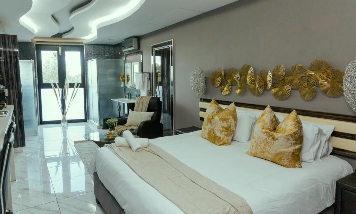 Deluxe King Suite photo 1