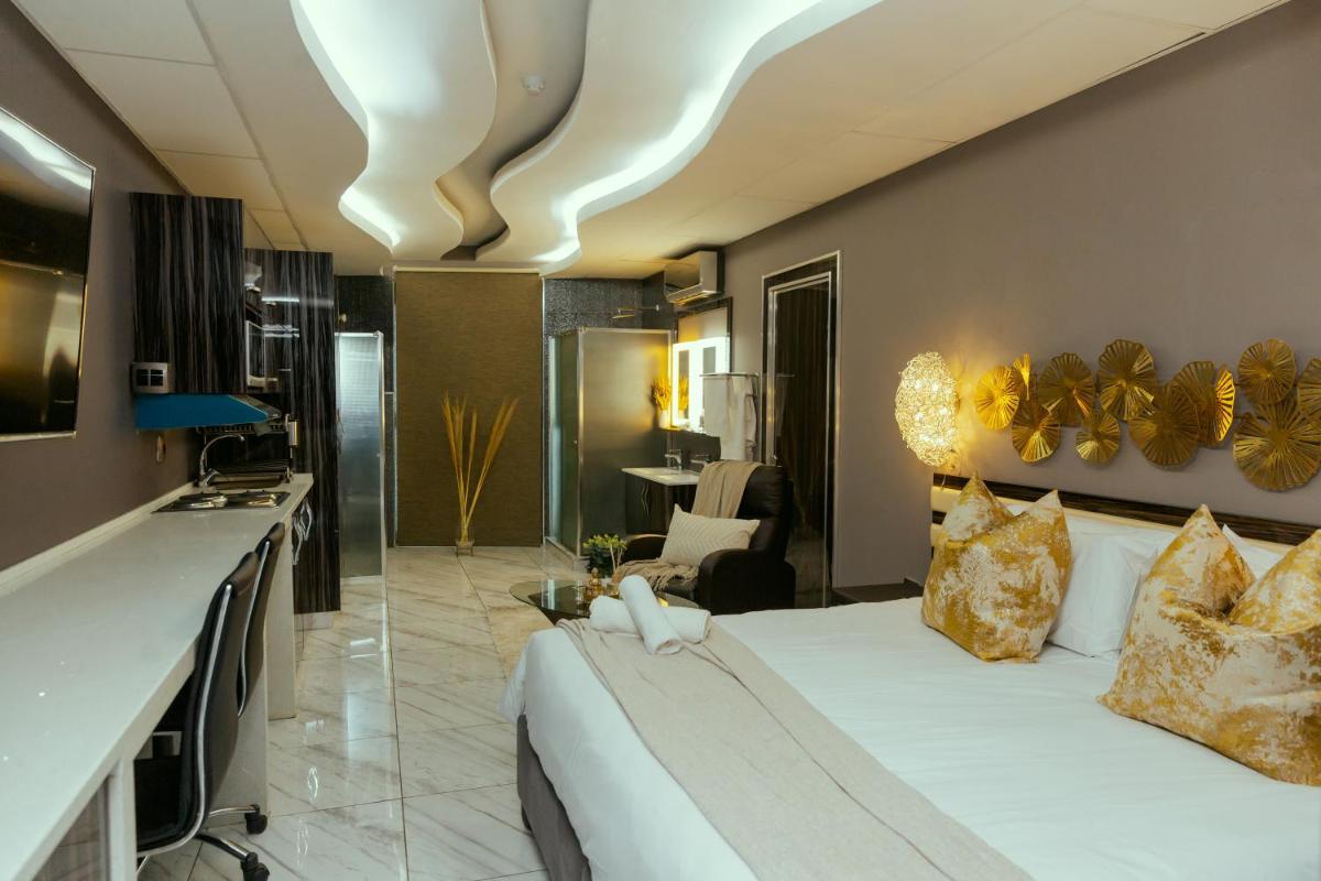 Deluxe King Suite photo 3