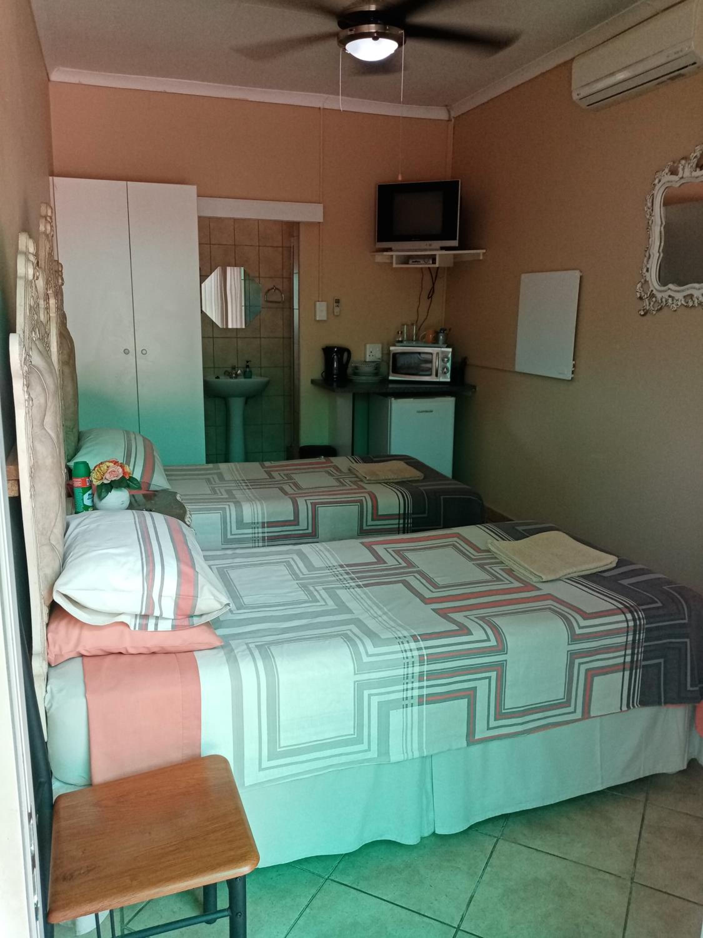 Economy Twin Room - Photo 2