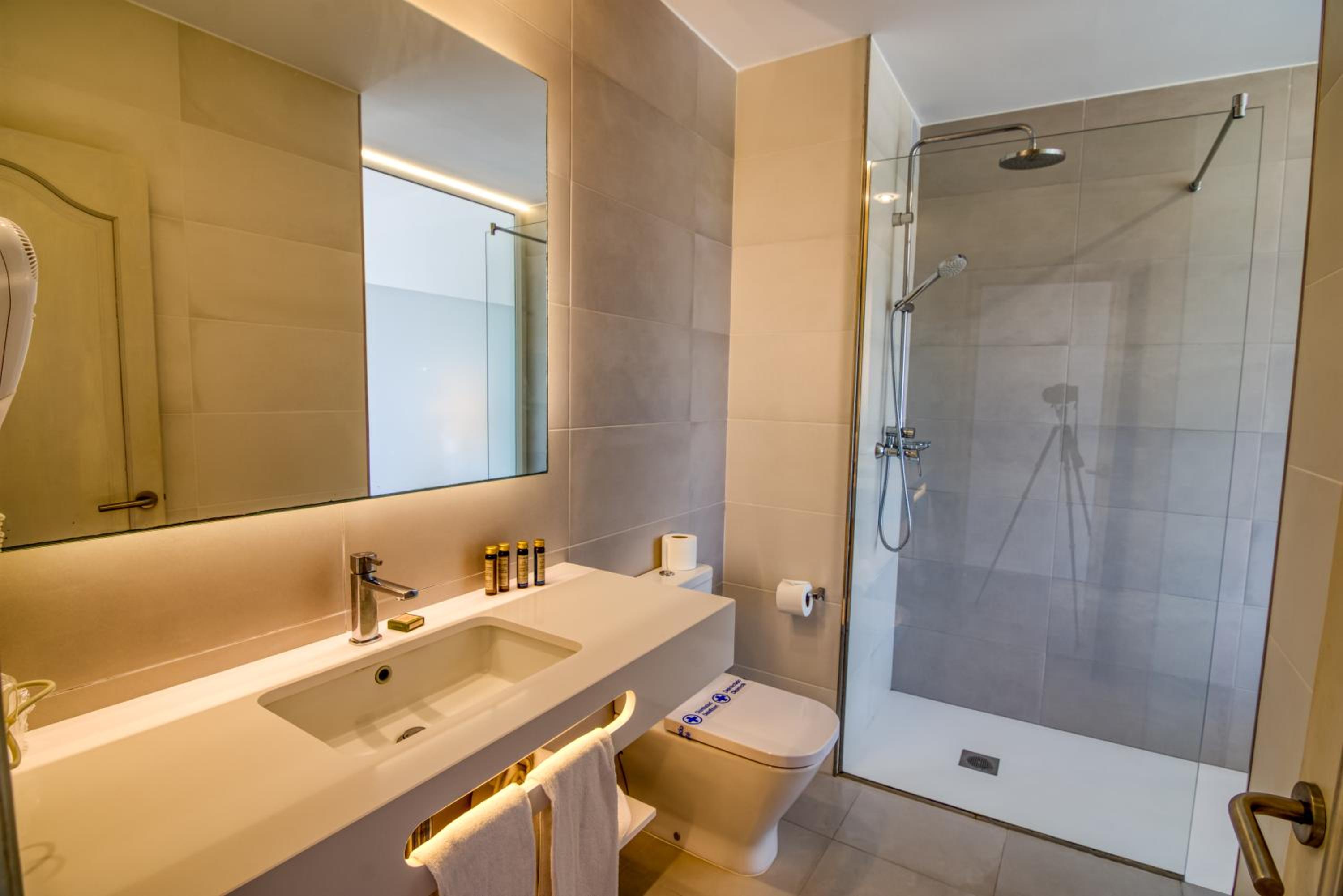 Standard Double or Twin Room - Photo 6