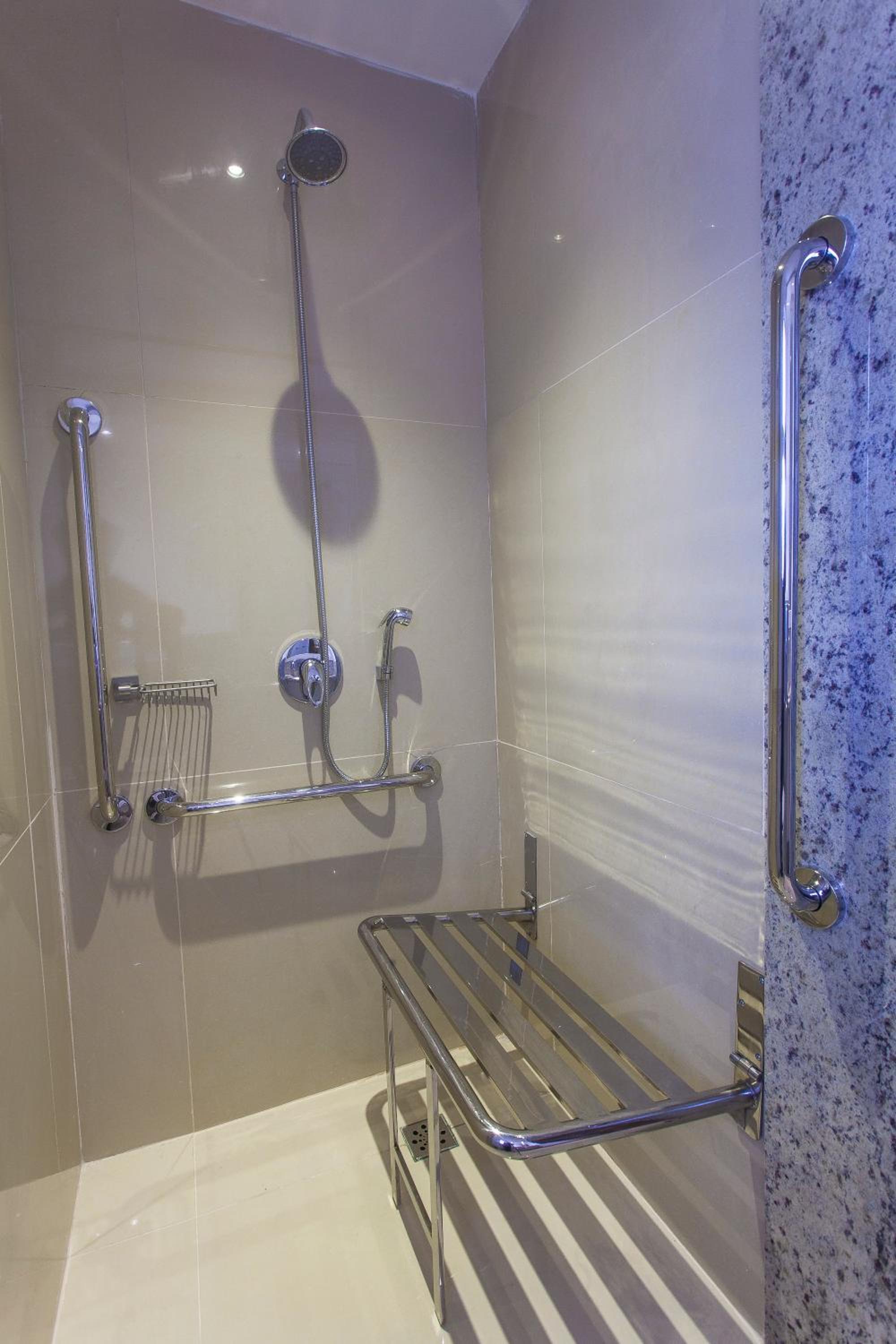 Deluxe King Room - Mobility Access Roll In Shower/Non-Smoking