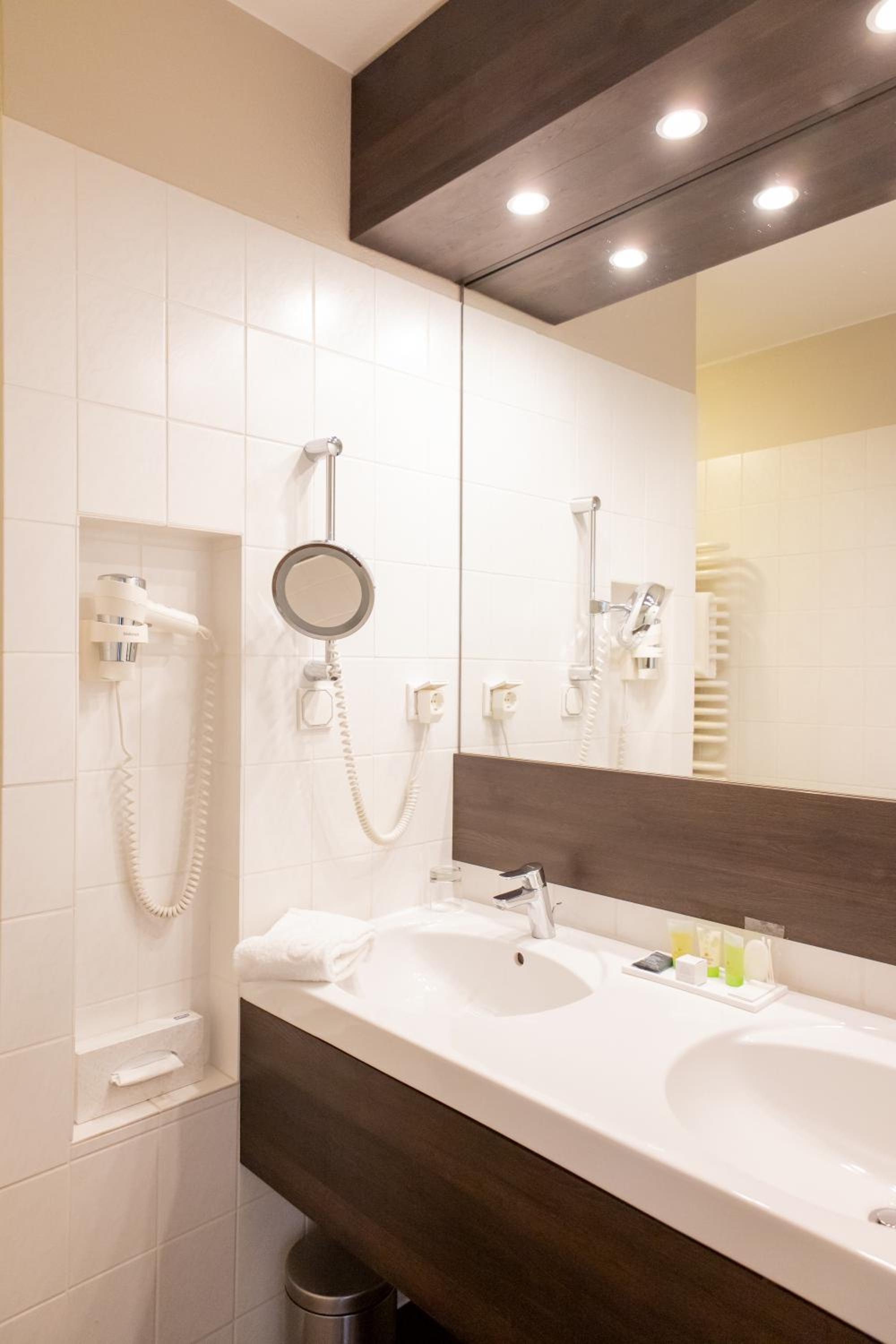 Comfort Queen Room - Photo 2