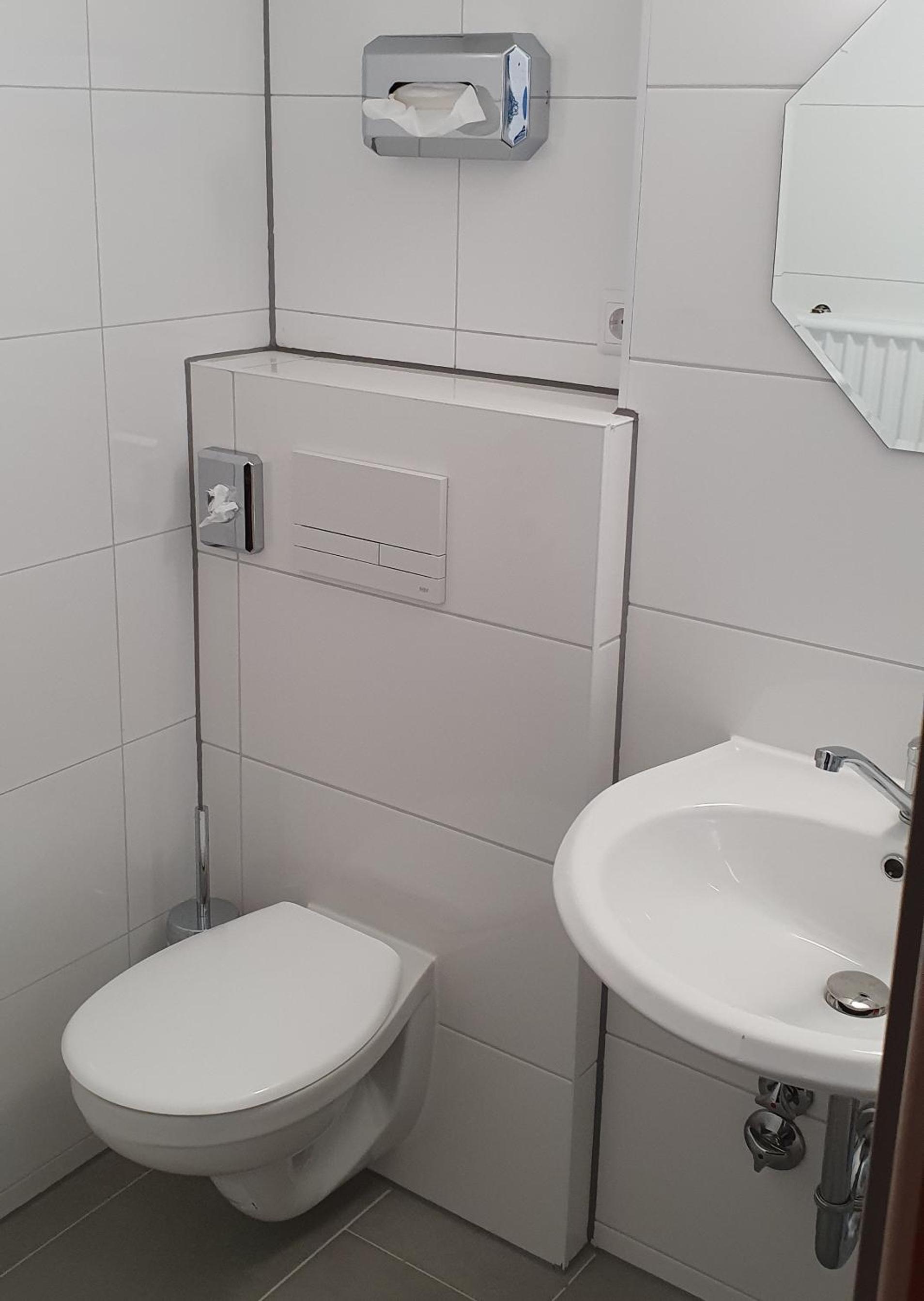 Budget Twin Room - Photo 9