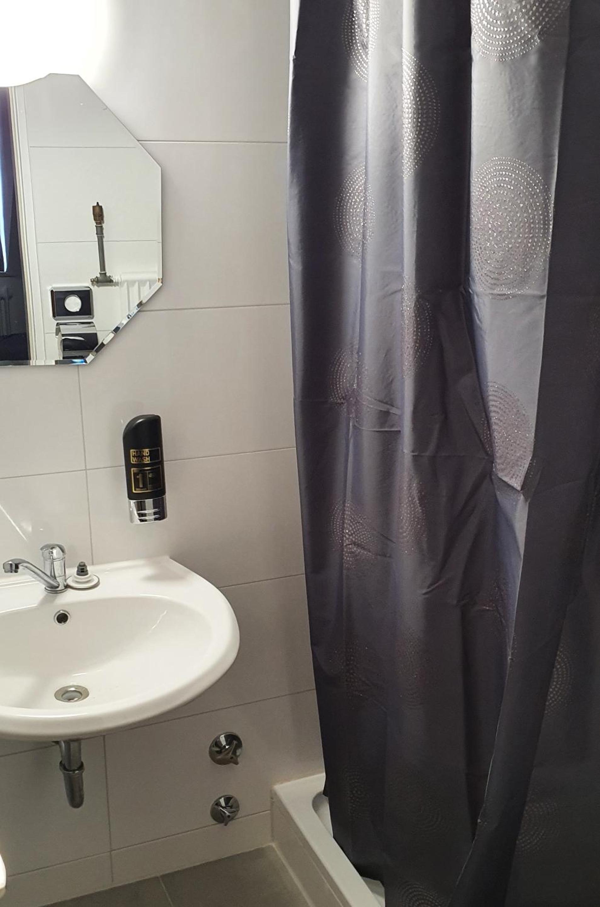 Budget Twin Room - Photo 4