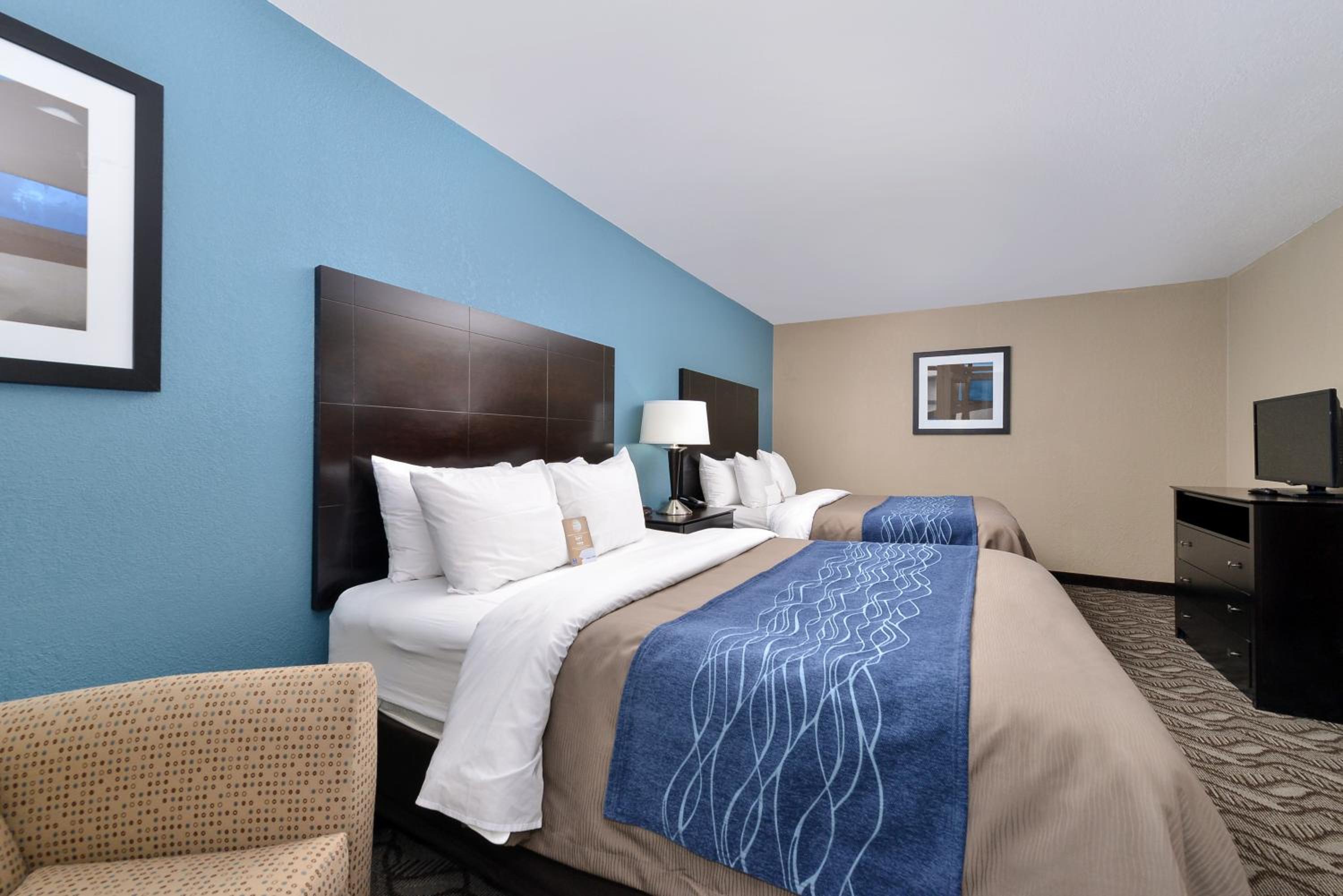 2 Queen Bed Suite with Sofa Bed-Non  Smoking - Photo 3