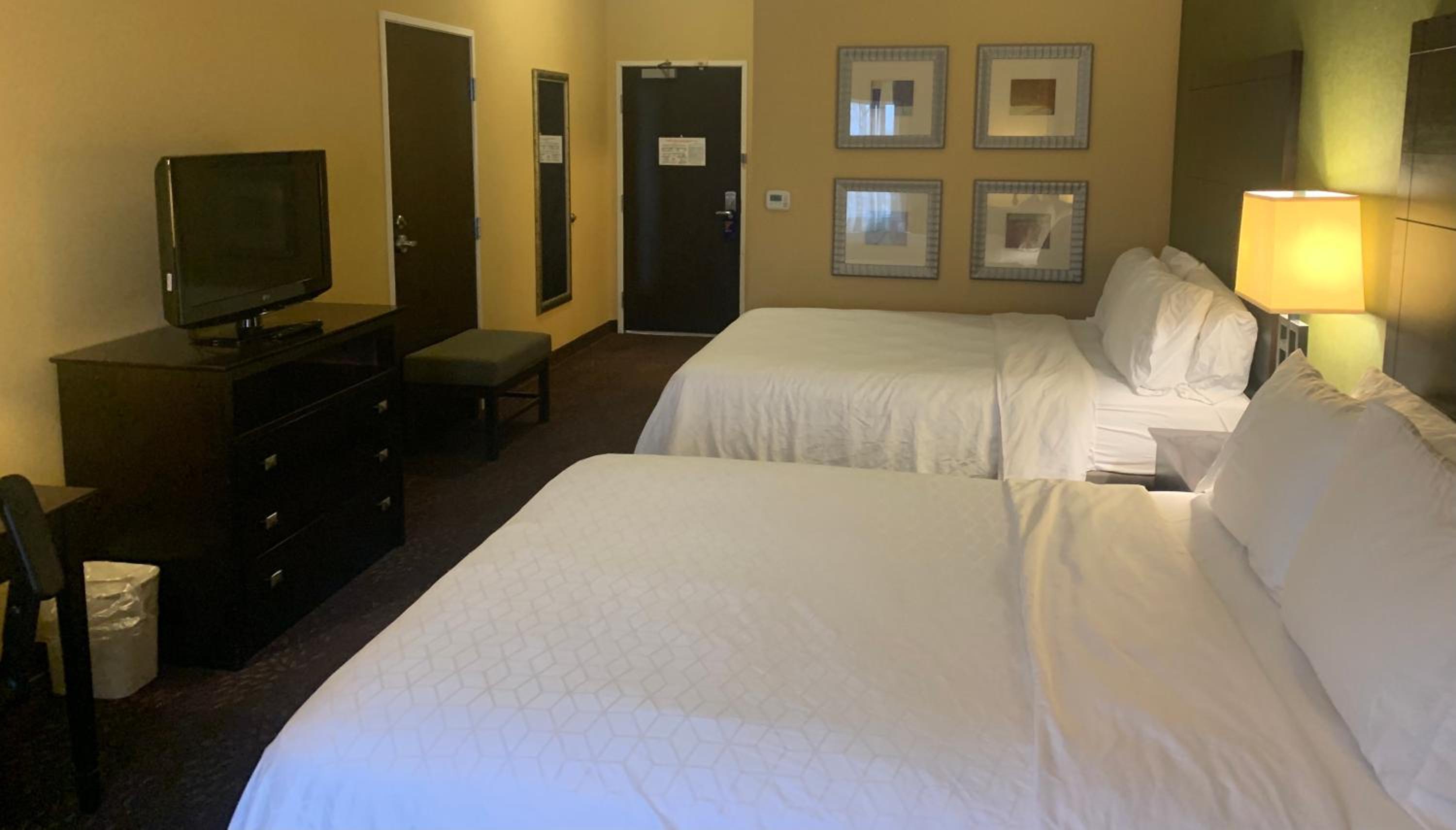 Queen Room with Two Queen Beds - Photo 10