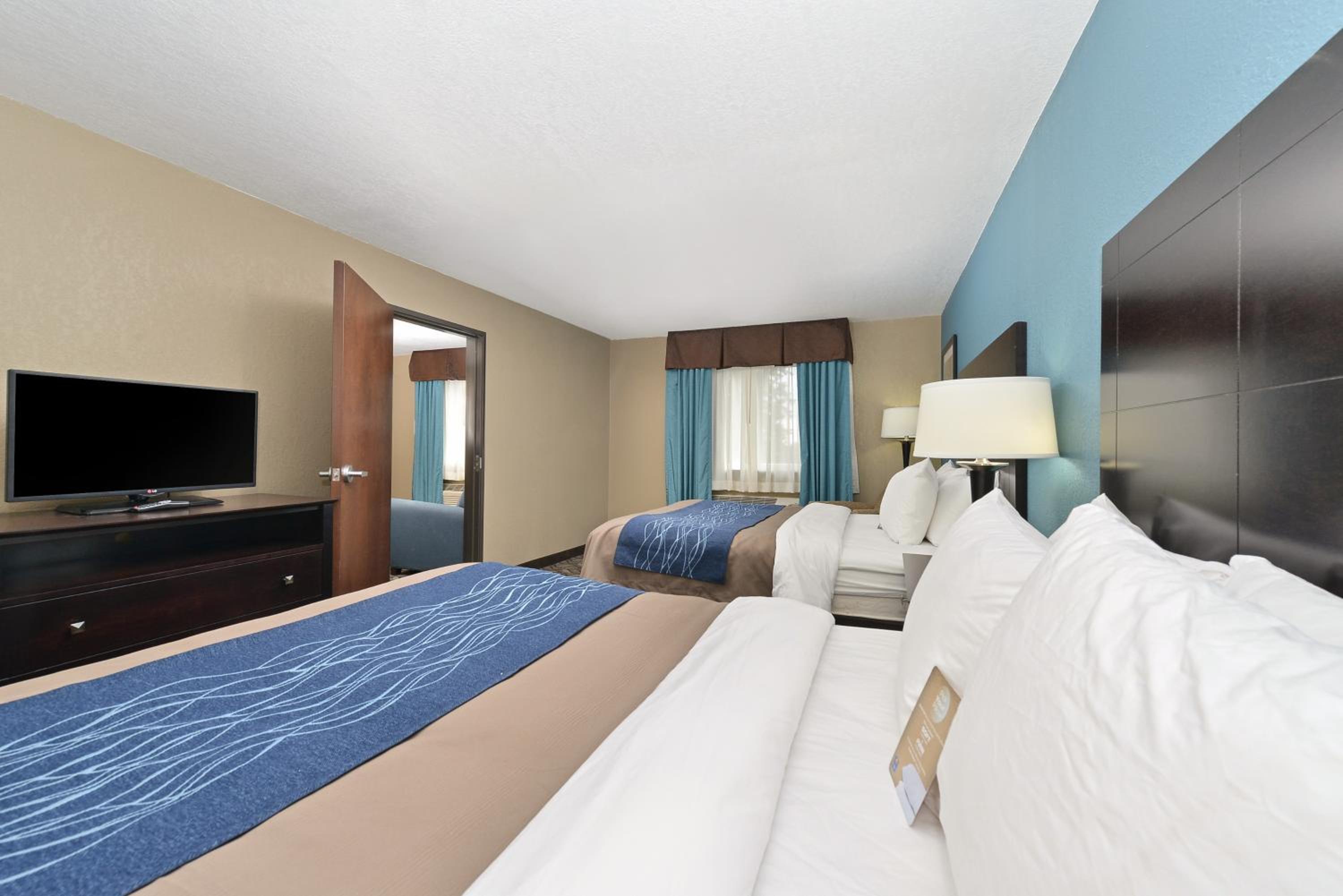 2 Queen Bed Suite with Sofa Bed-Non  Smoking - Photo 1