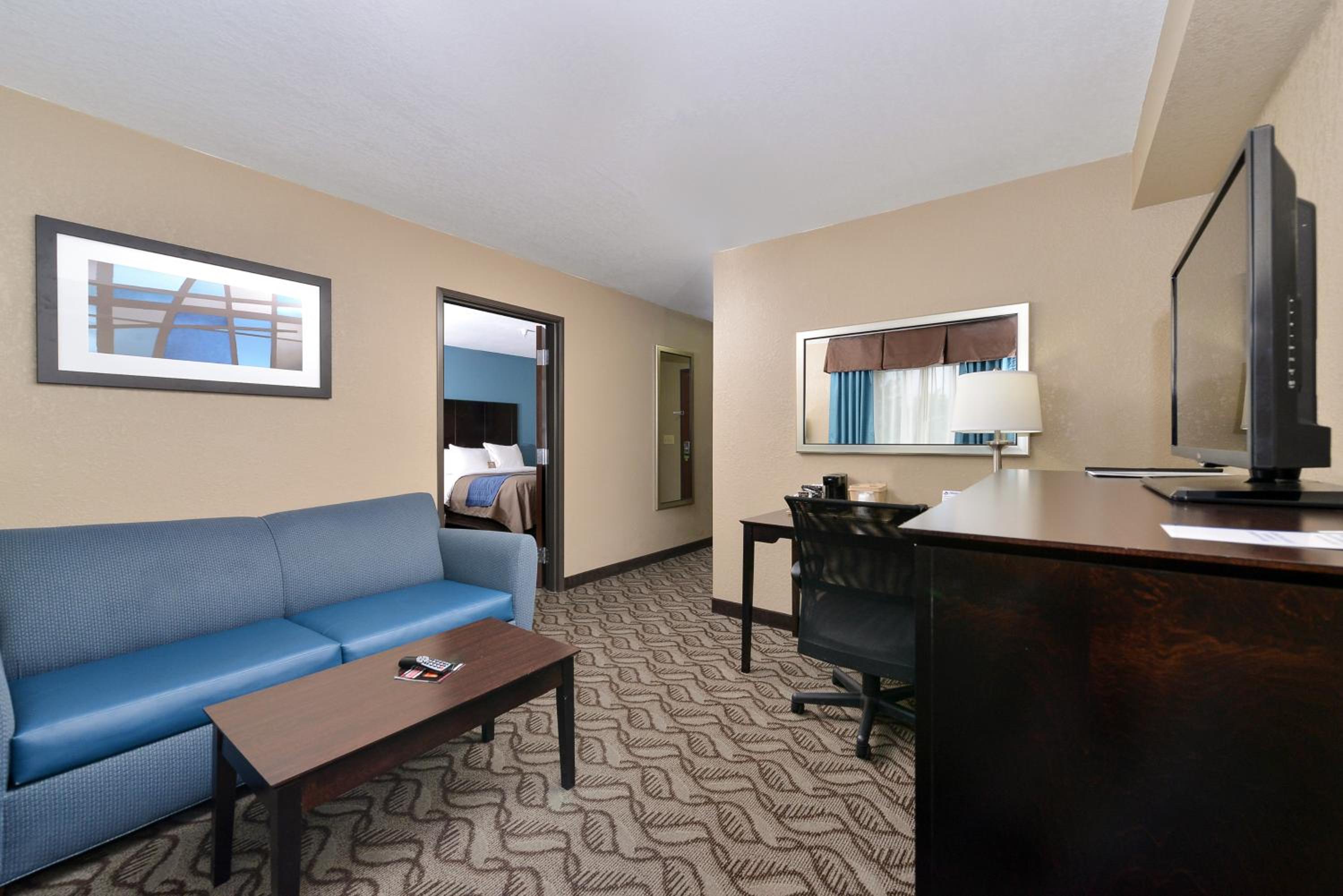 2 Queen Bed Suite with Sofa Bed-Non  Smoking - Photo 5