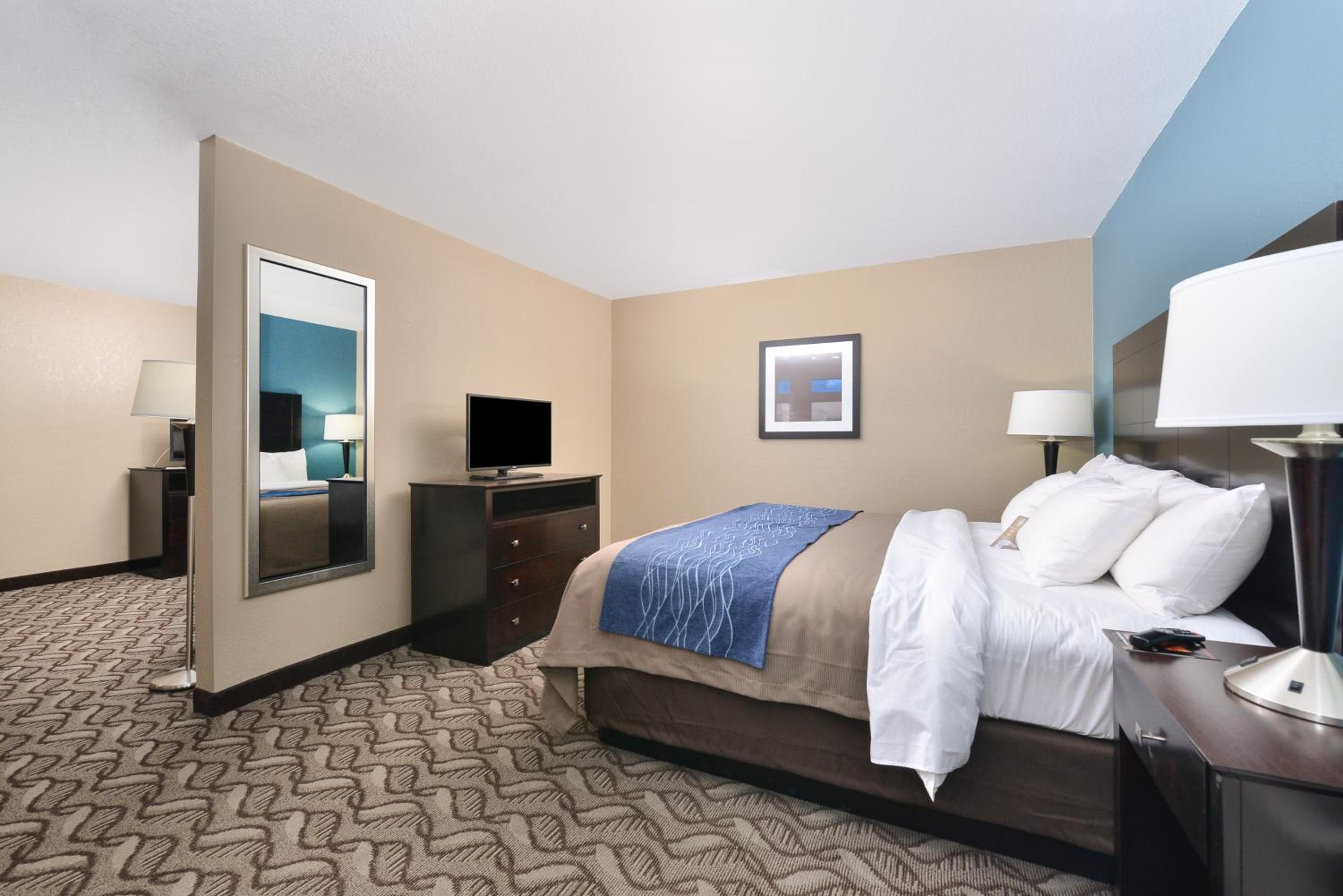 King Suite - Accessible/Non-Smoking - Photo 1