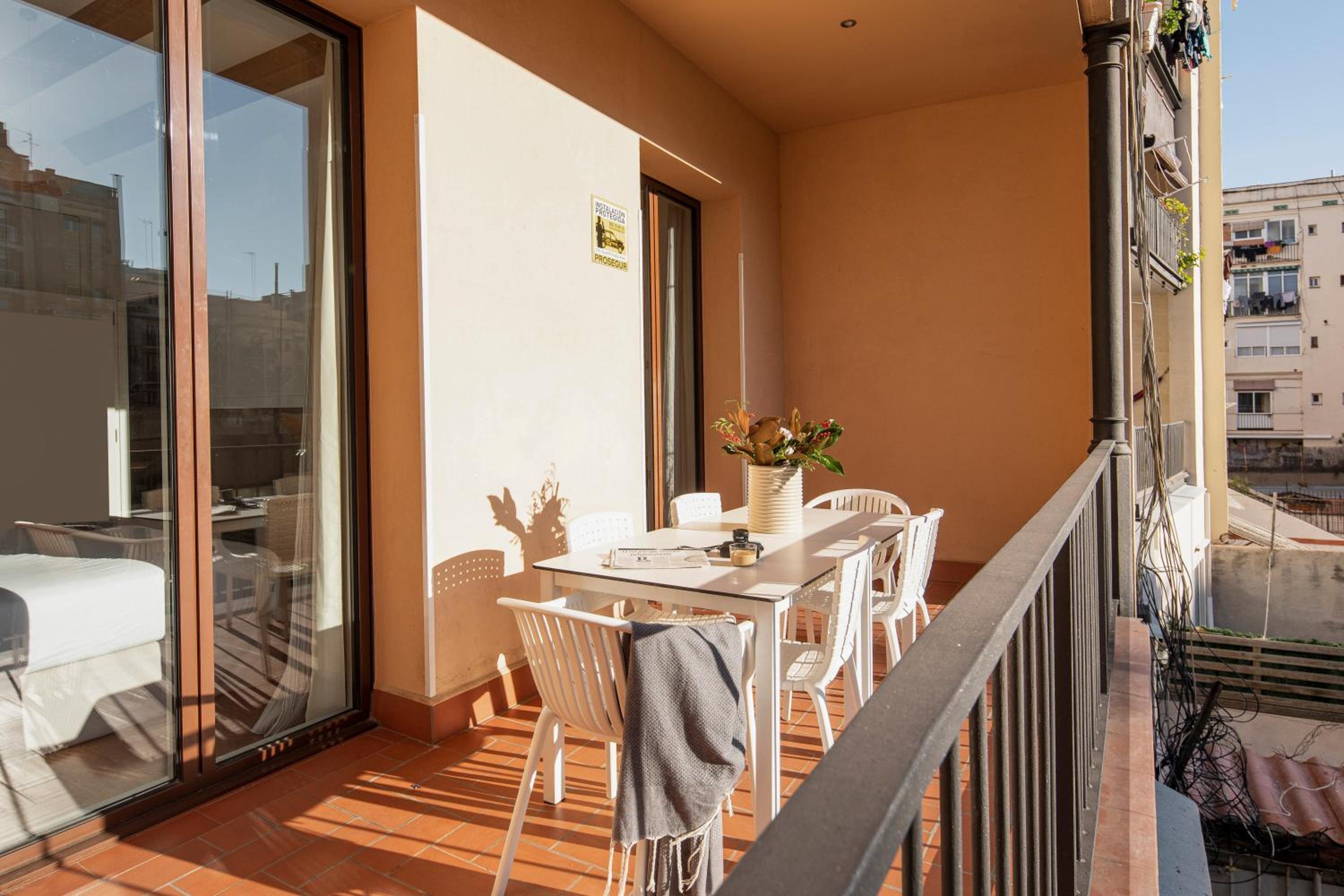 Three-Bedroom Apartment with Balcony photo 3