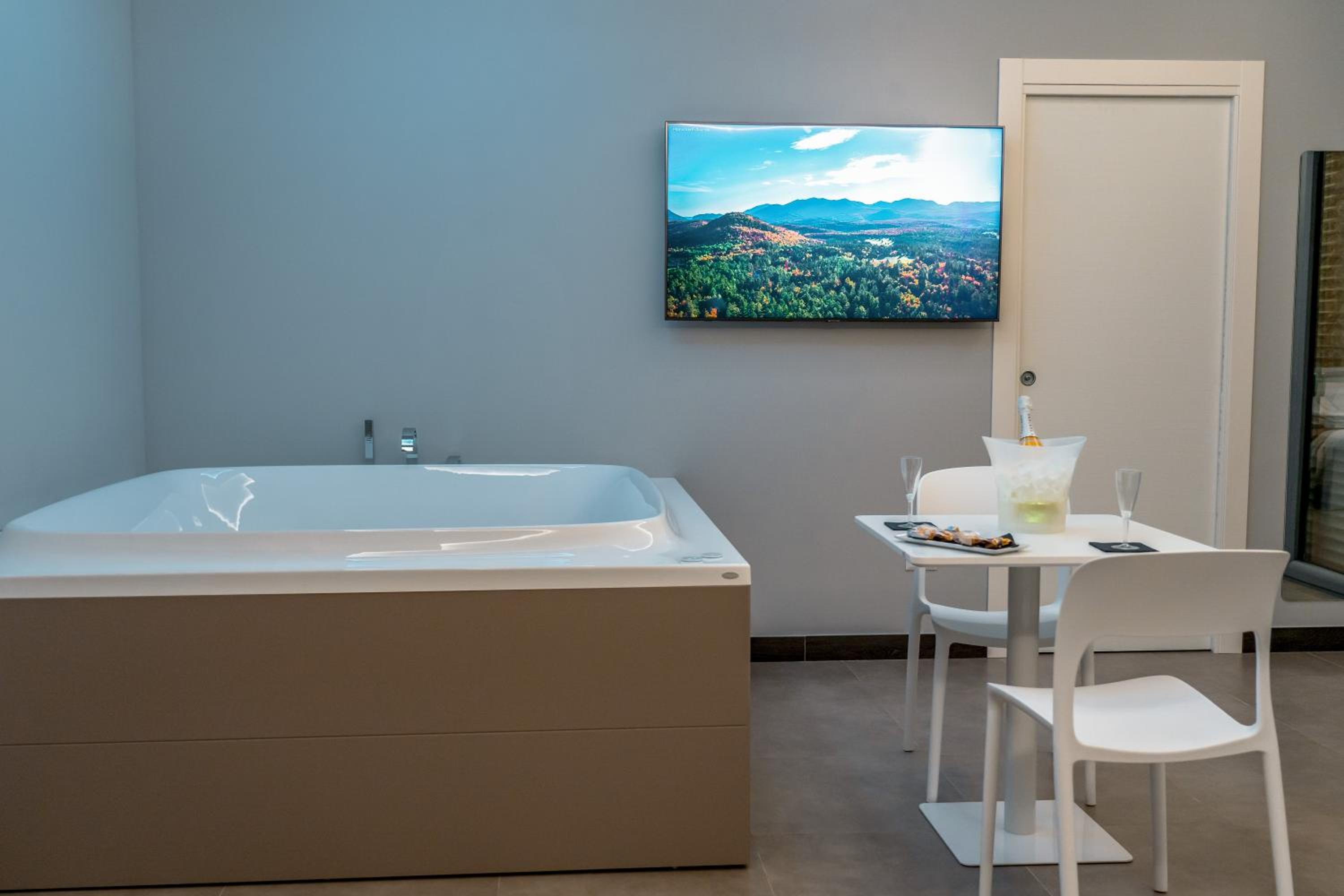 Suite with Spa Bath photo 3