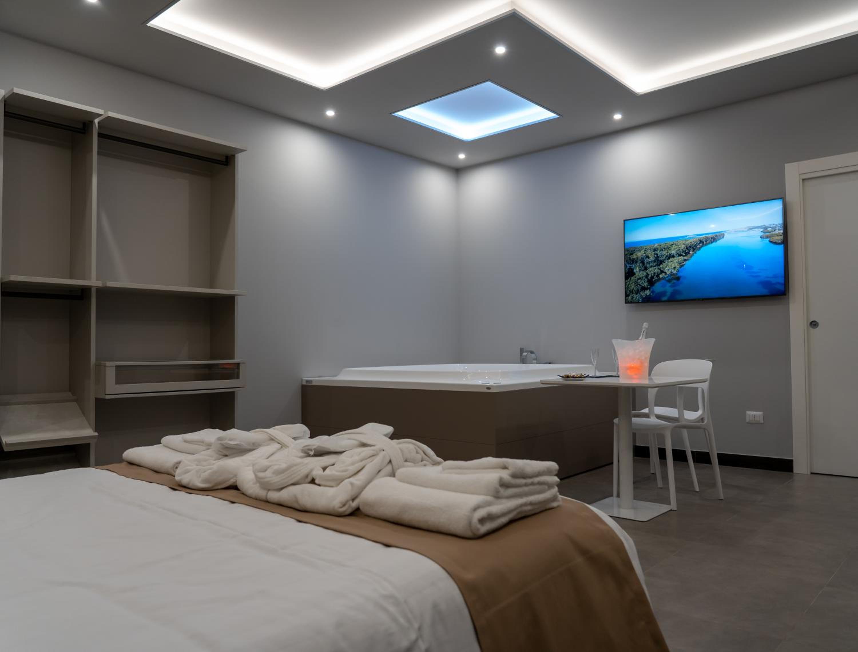Suite with Spa Bath photo 3