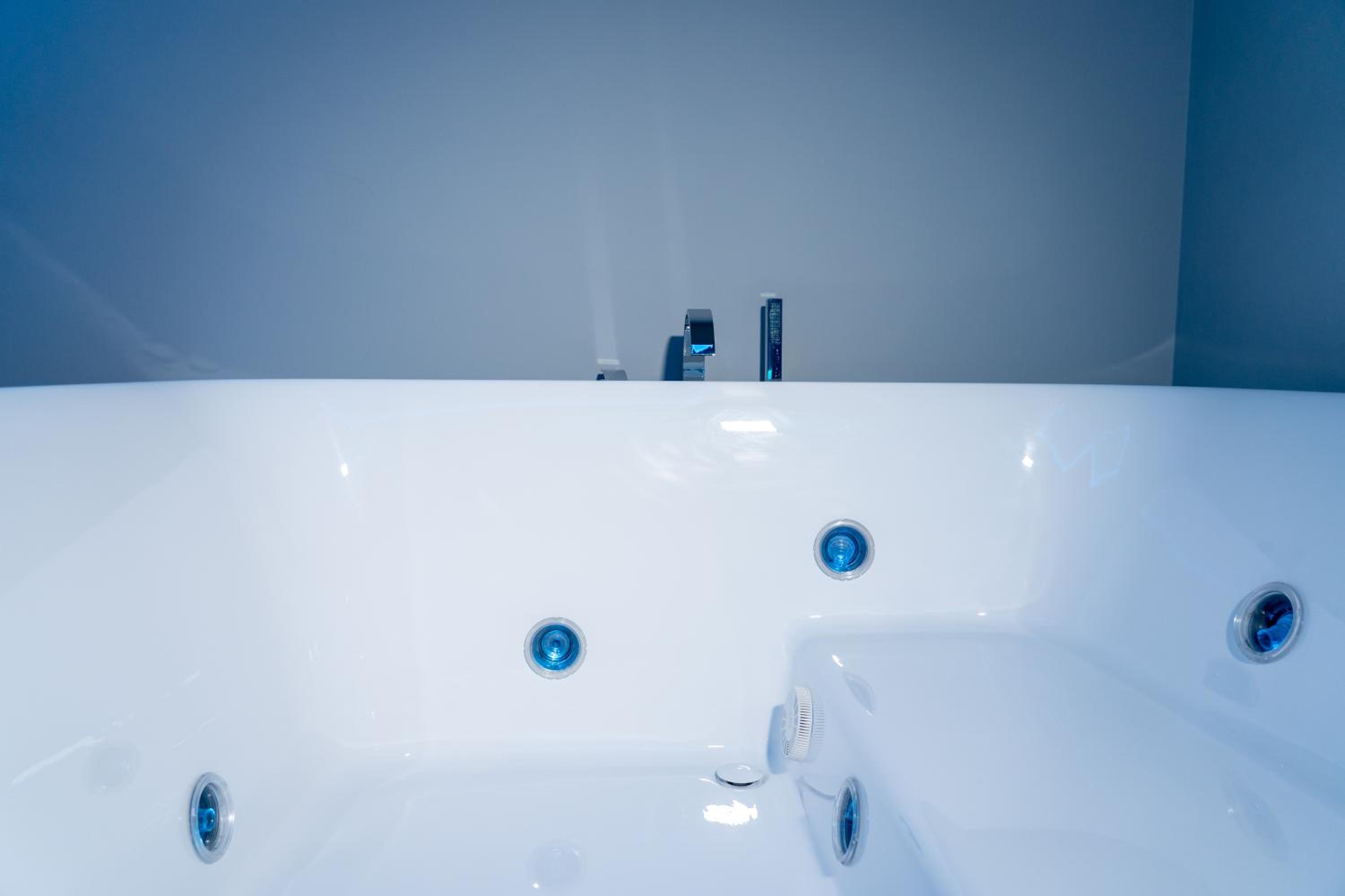 Suite with Spa Access photo 2