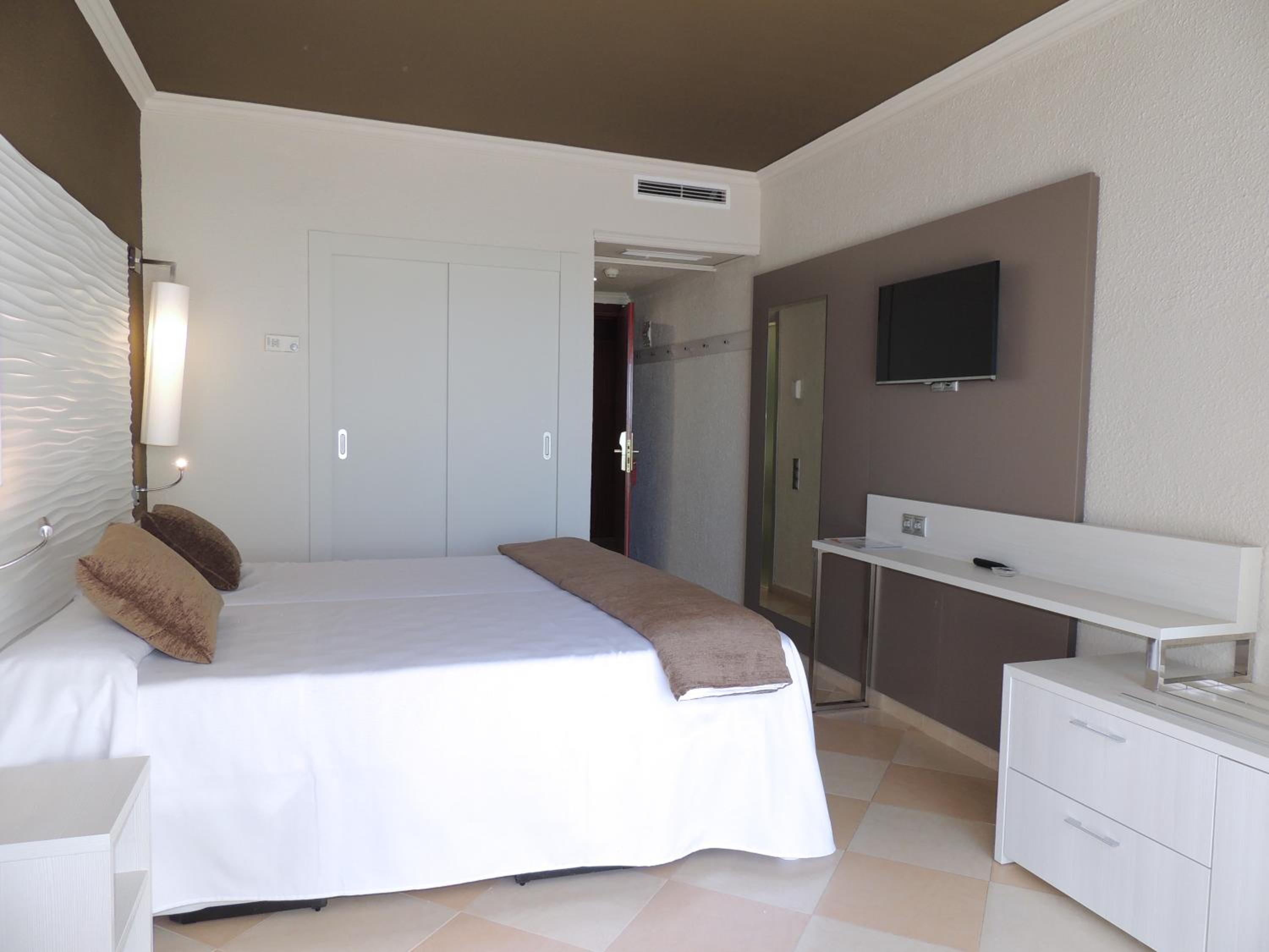 Double or Twin Room - Photo 6