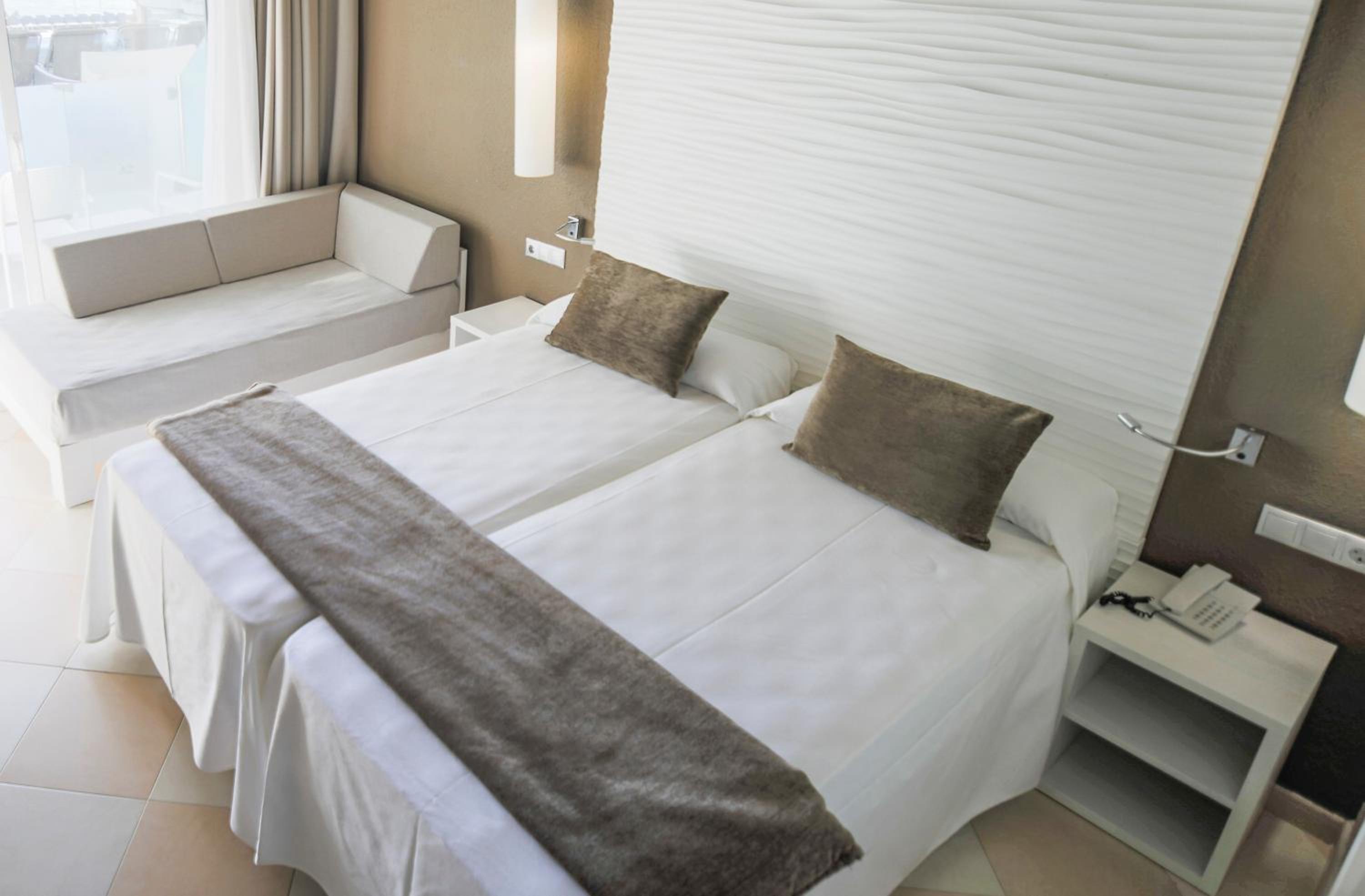 Double or Twin Room with Pool View - Photo 3