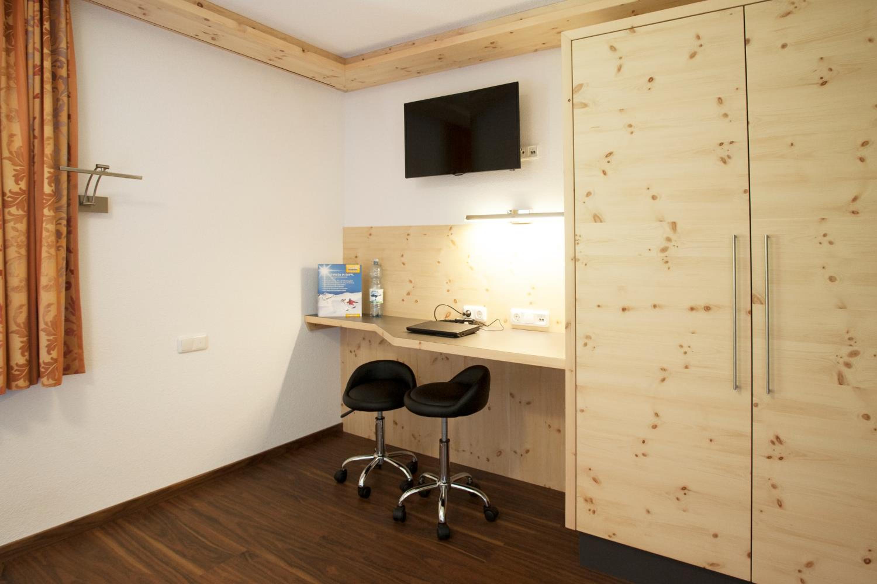 One-Bedroom Apartment with Balcony photo 2