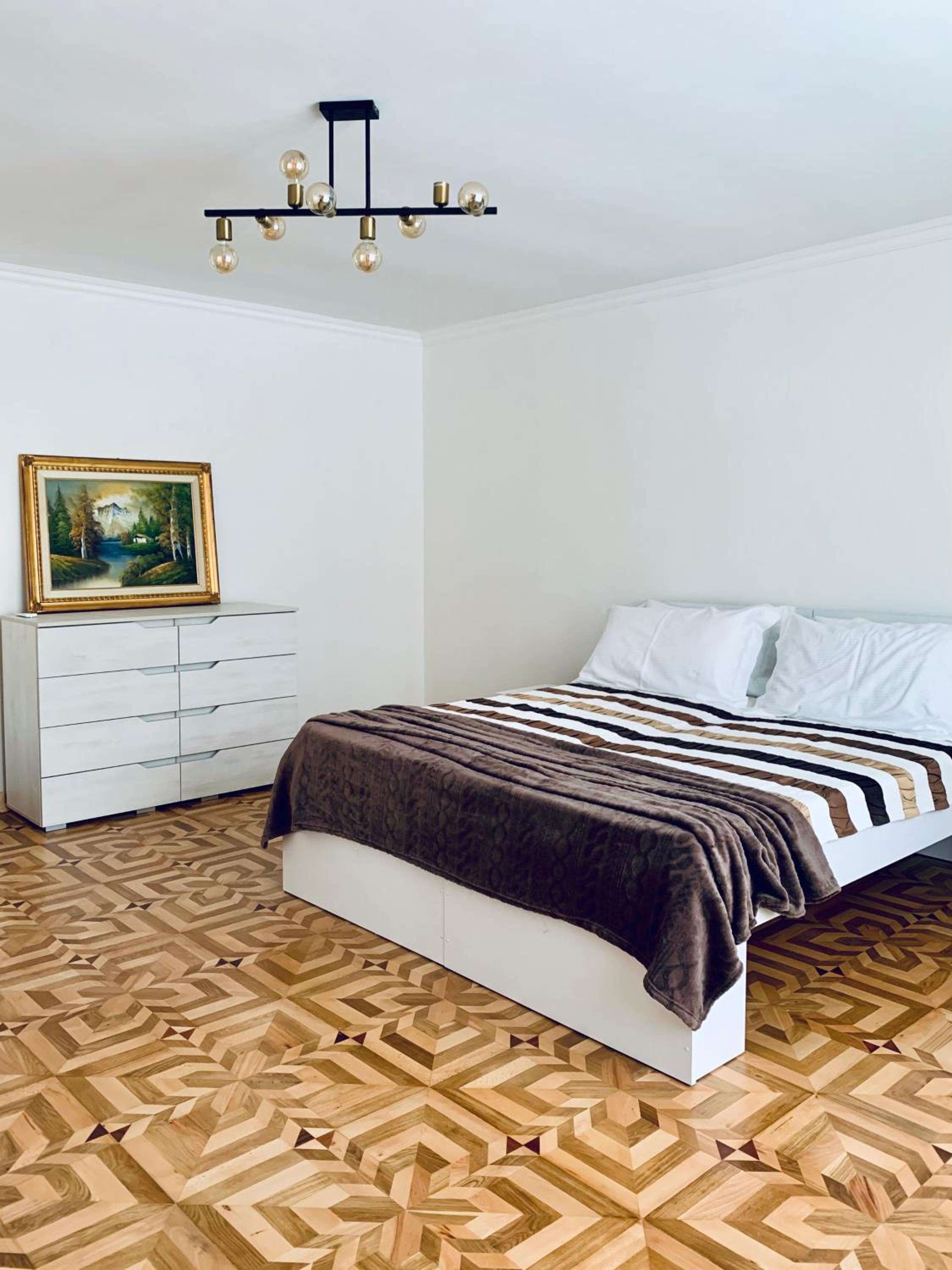 Five-Bedroom House photo 2