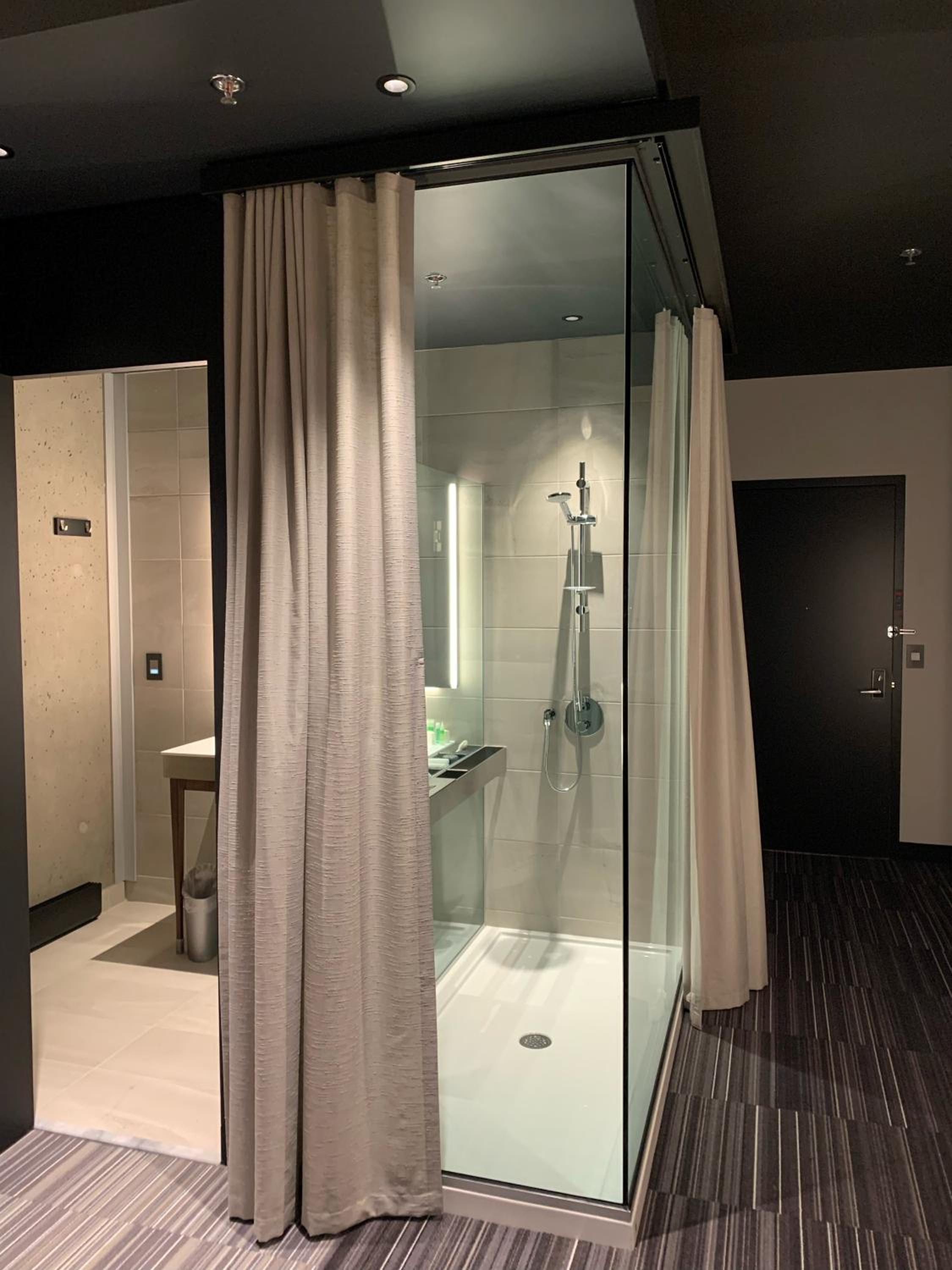 Deluxe King Room - Photo 2