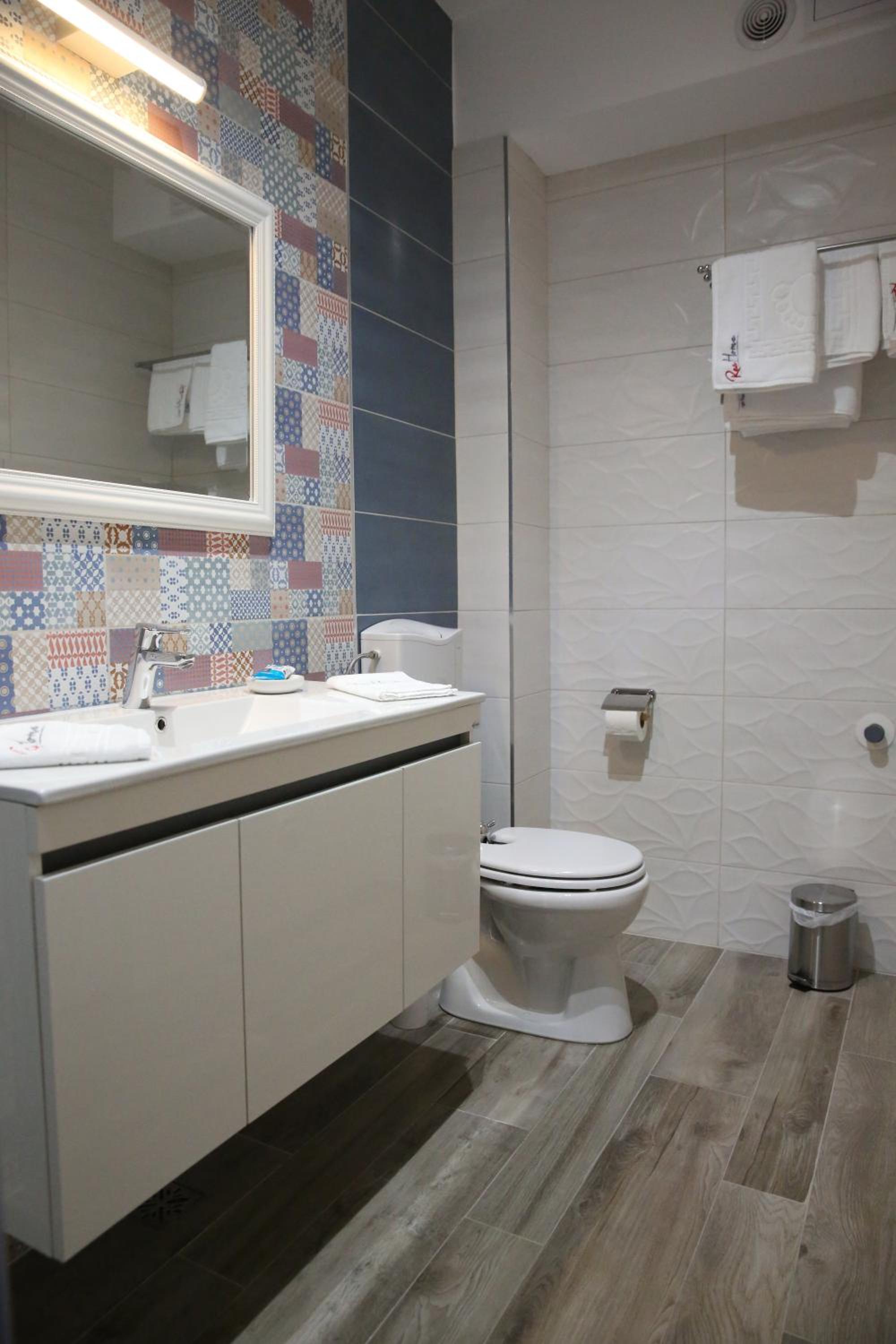 Apartment with Balcony - Photo 15