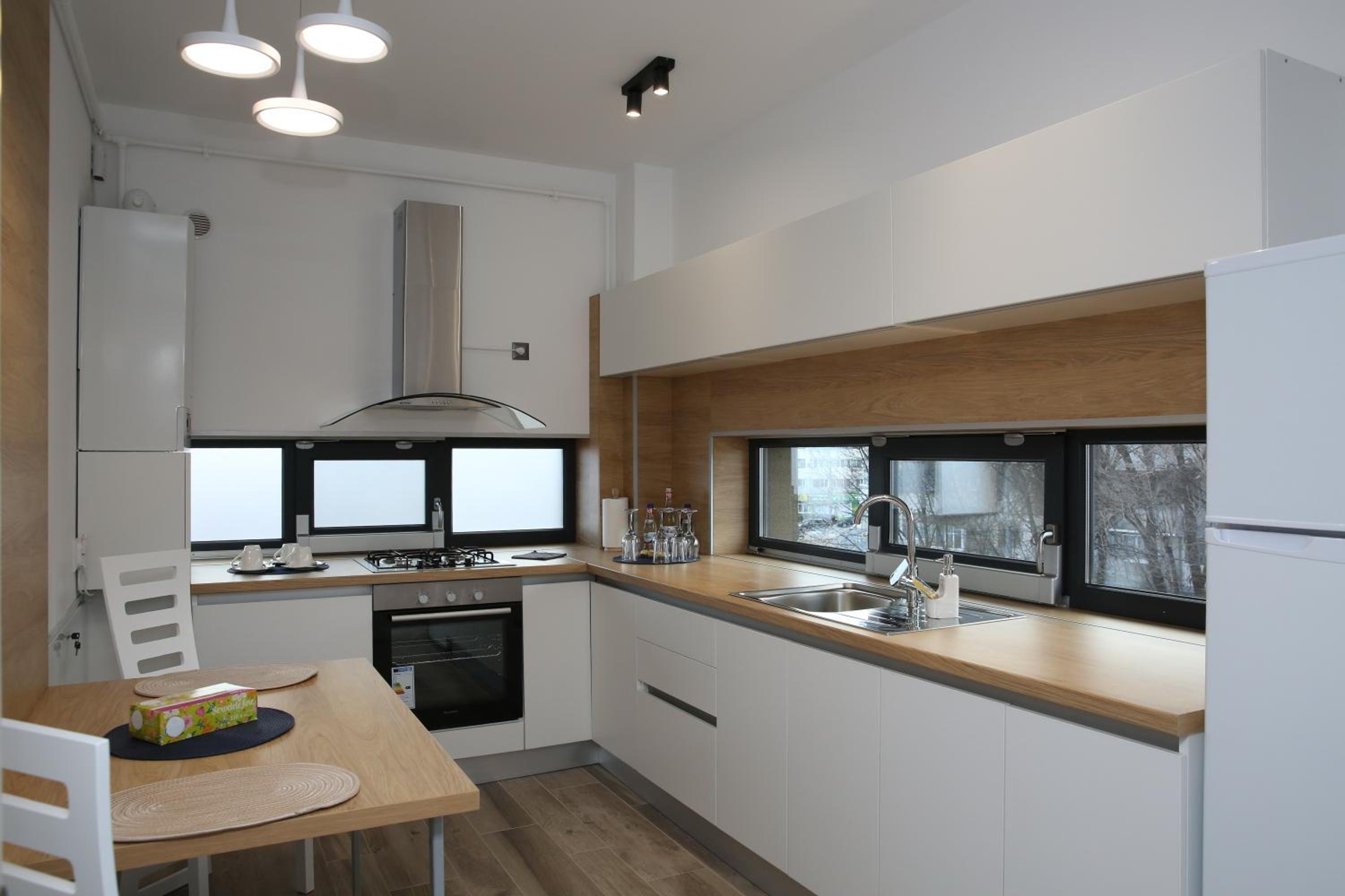 Apartment with Balcony - Photo 7