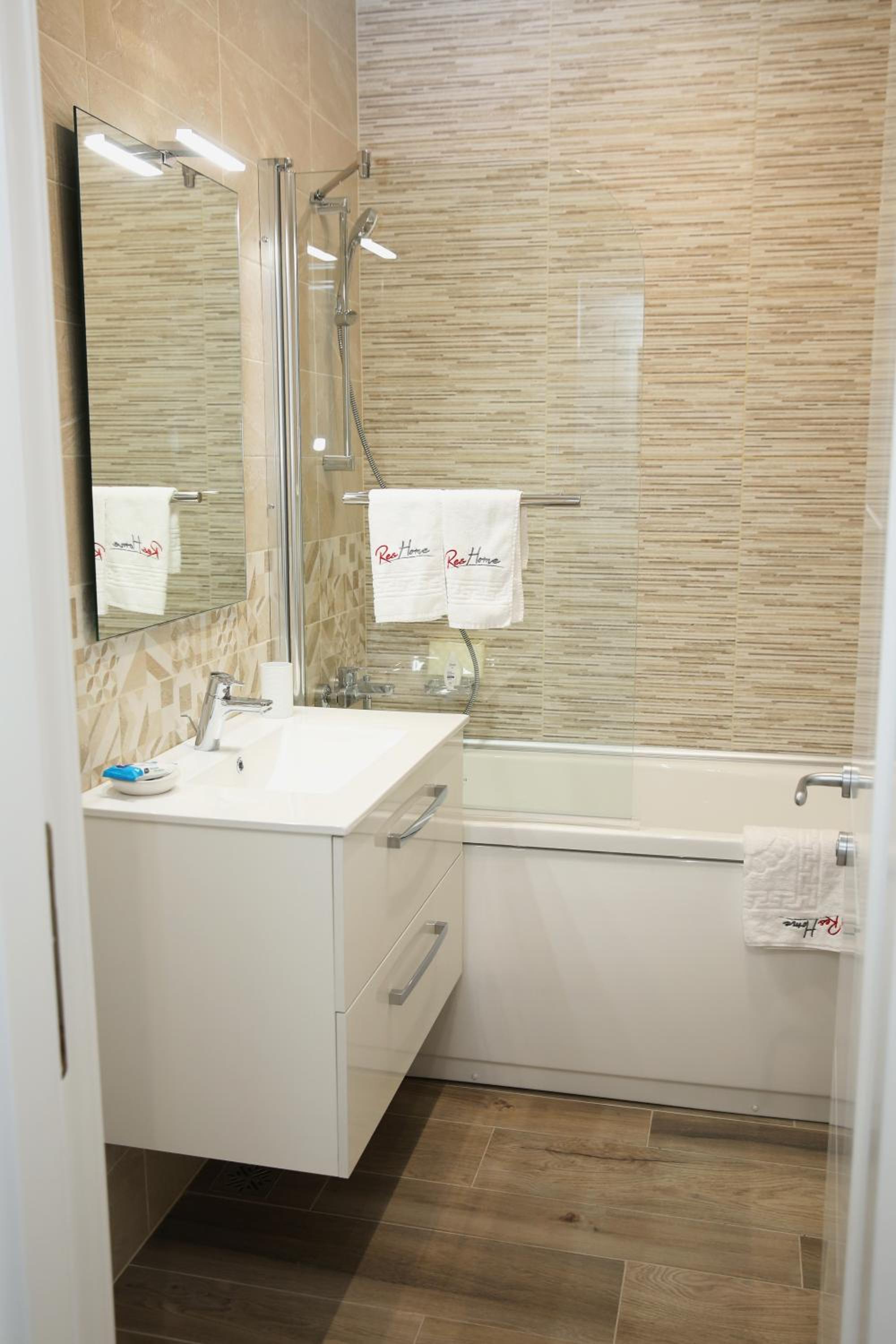 Superior King Room - Photo 3