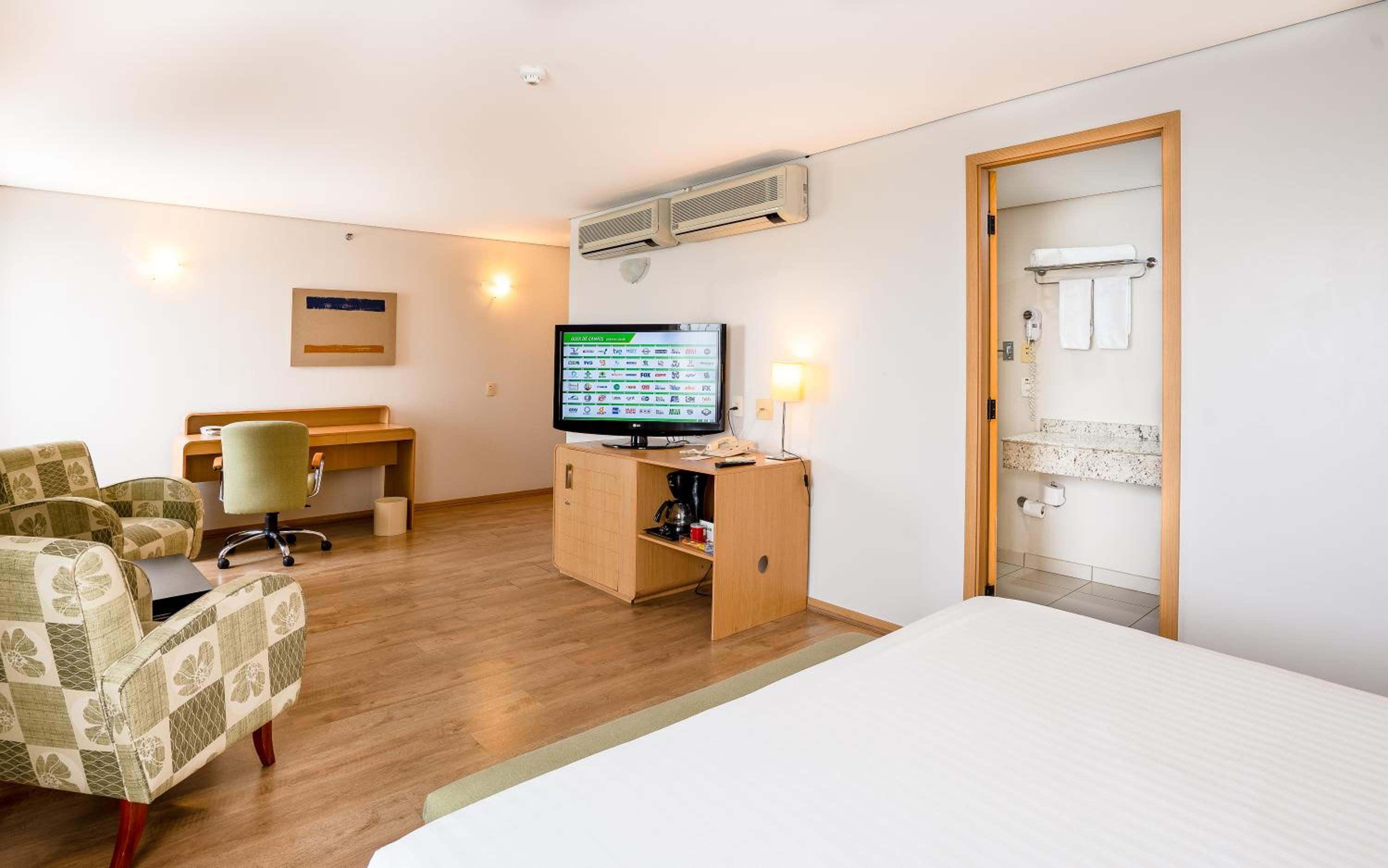 Premium King Room - Photo 4