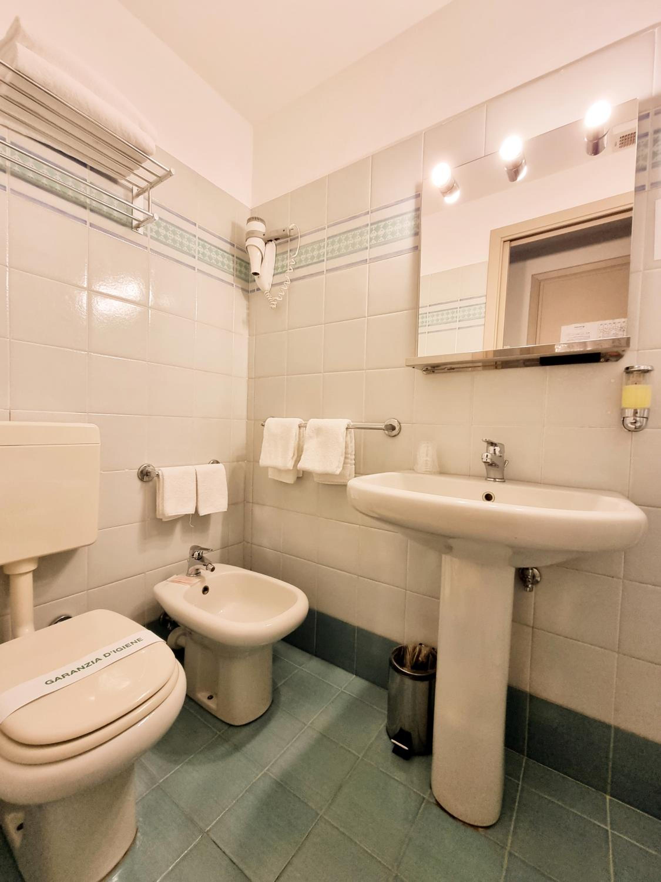 Economy Double Room - Photo 8