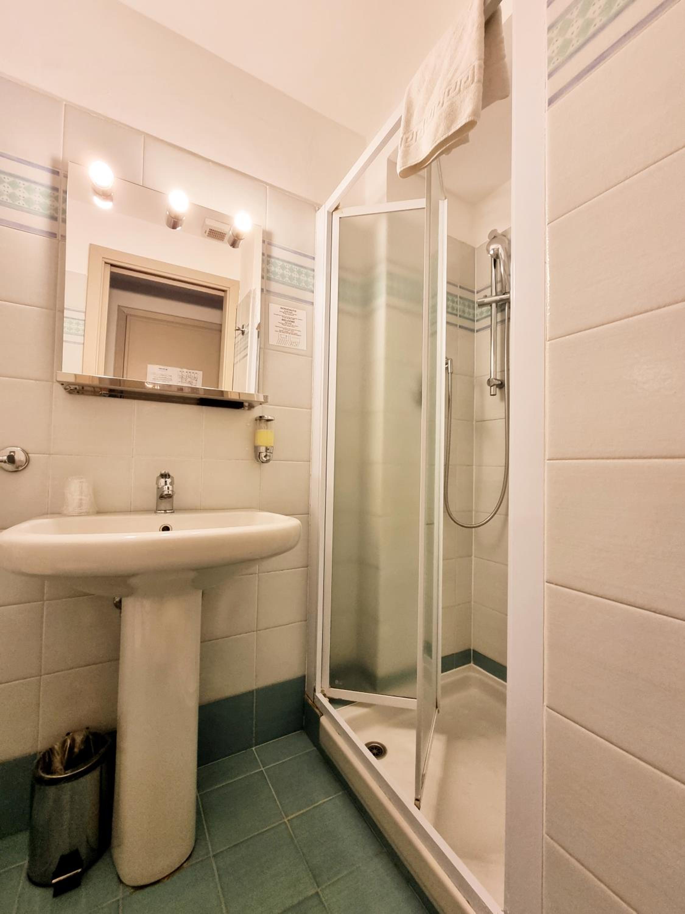 Economy Double Room - Photo 7