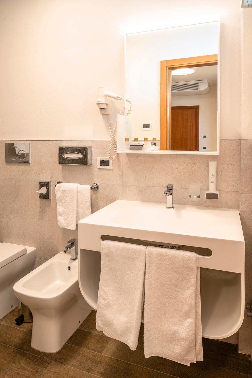 Junior Suite (3 Adults) - Photo 4