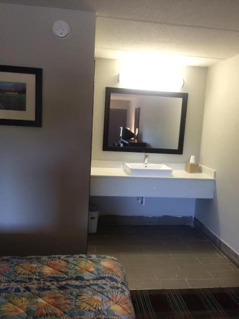 King Room - Non-Smoking photo 2