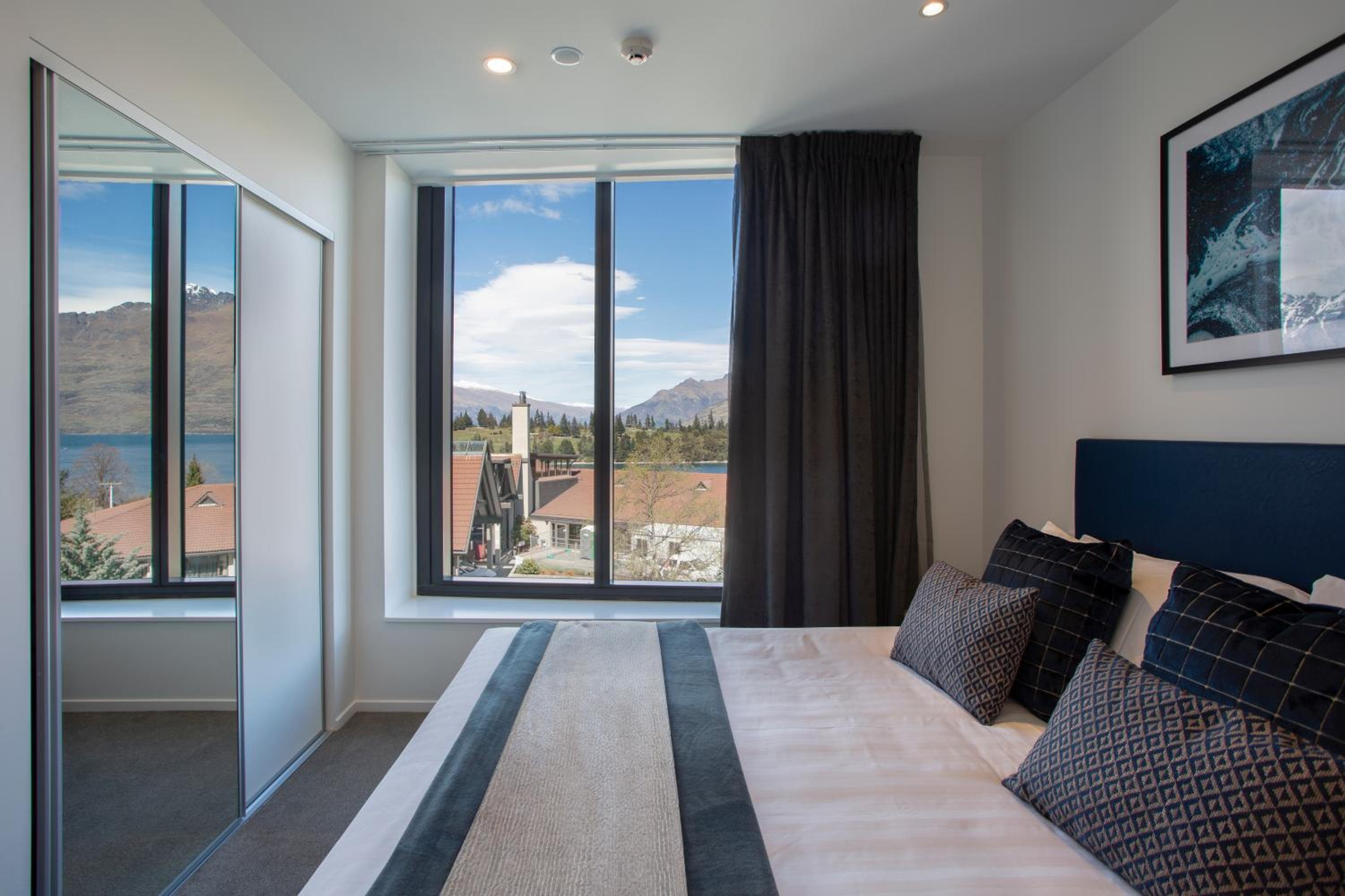 Hotel Room - Lake View - Photo 5