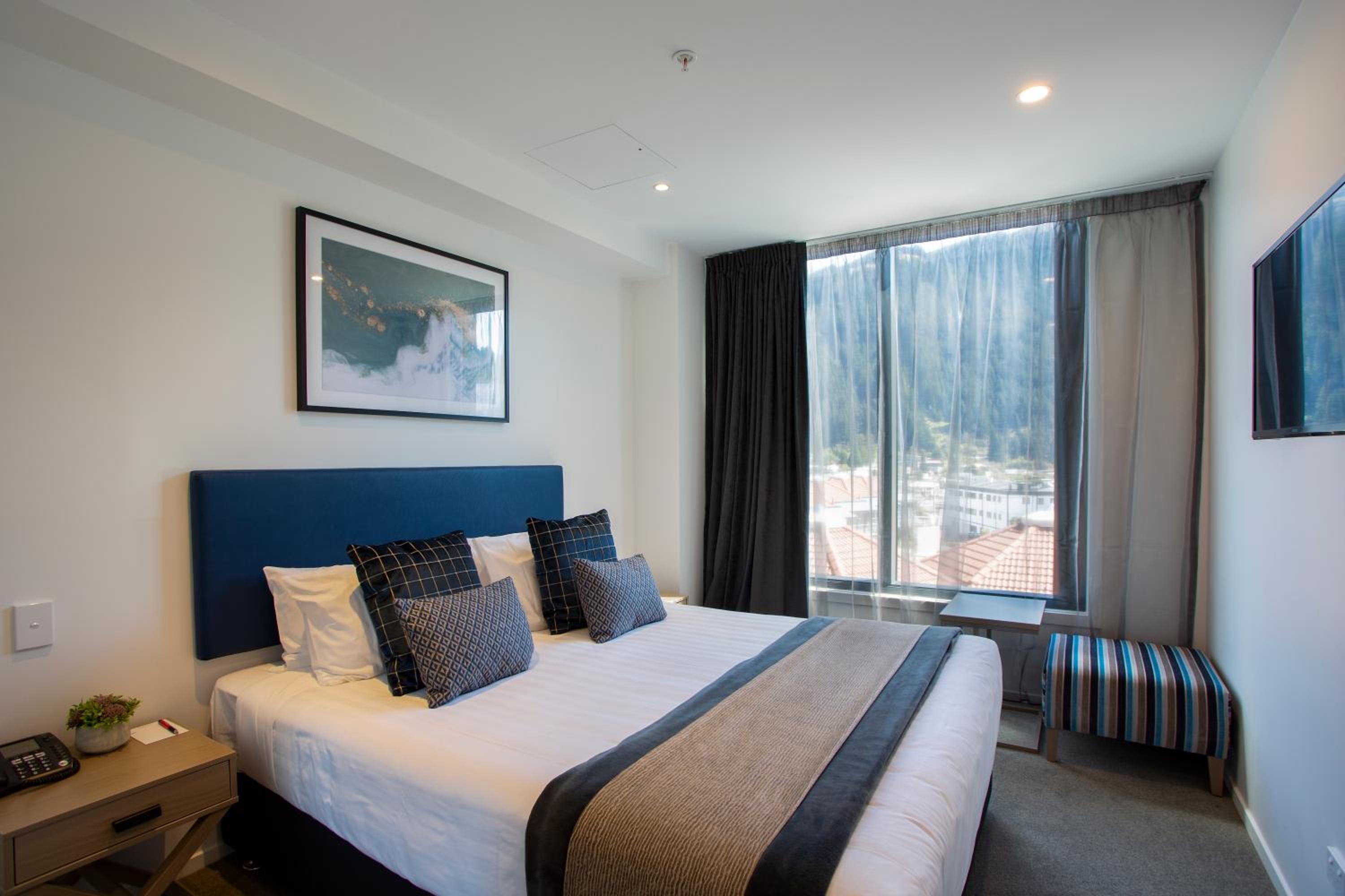Hotel Room - Photo 1