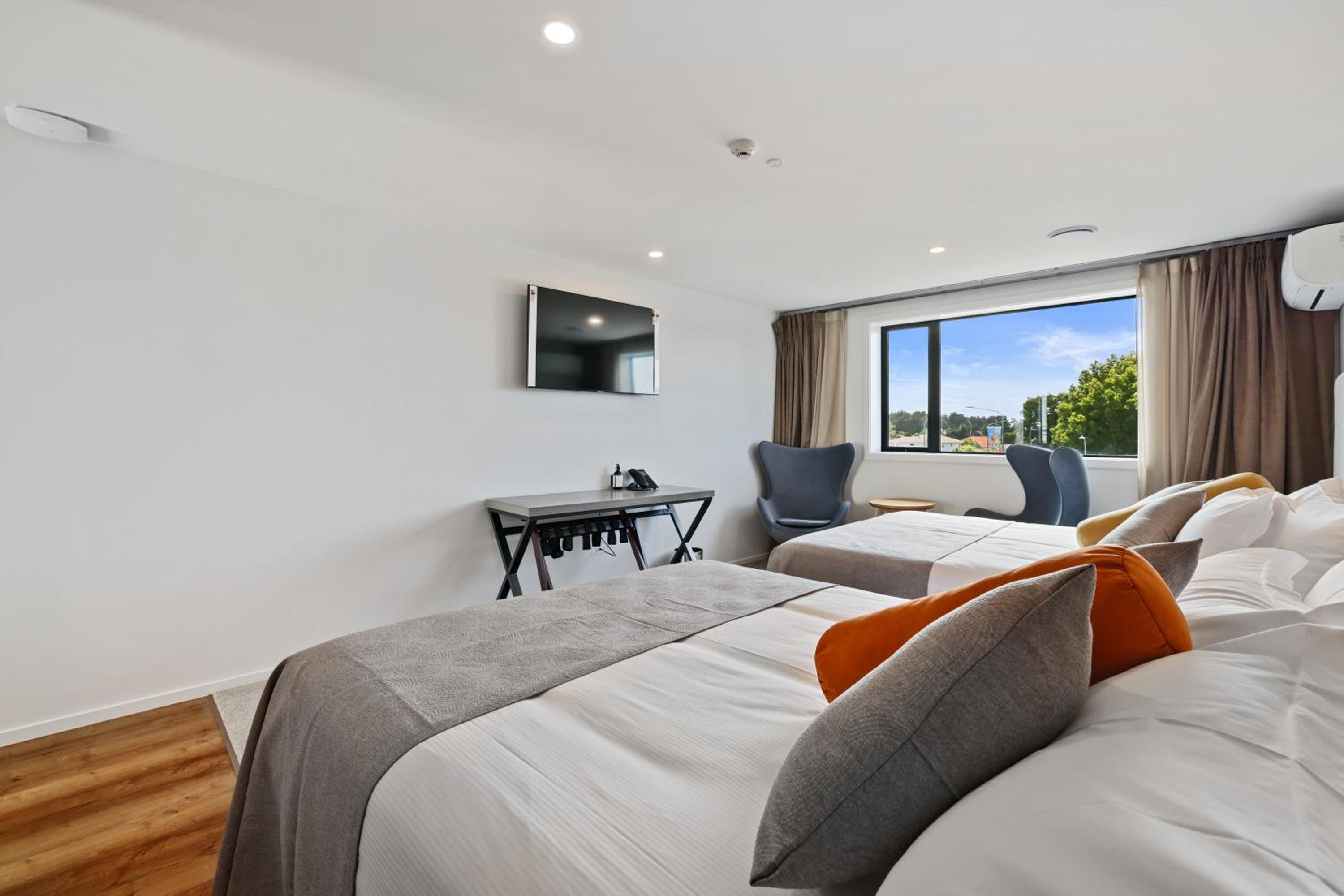 Deluxe Queen Room with Two Queen Beds - Photo 6