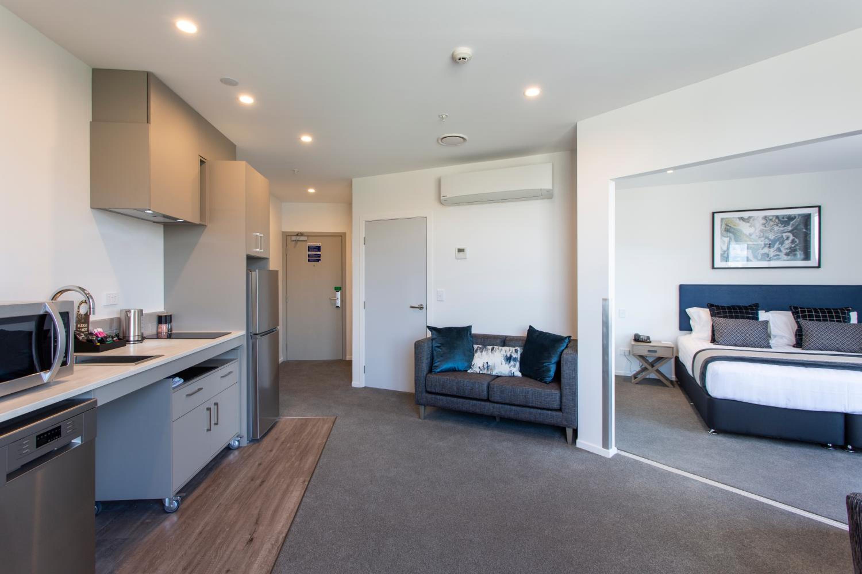 One-Bedroom Accessible Apartment - Lake View - Photo 8