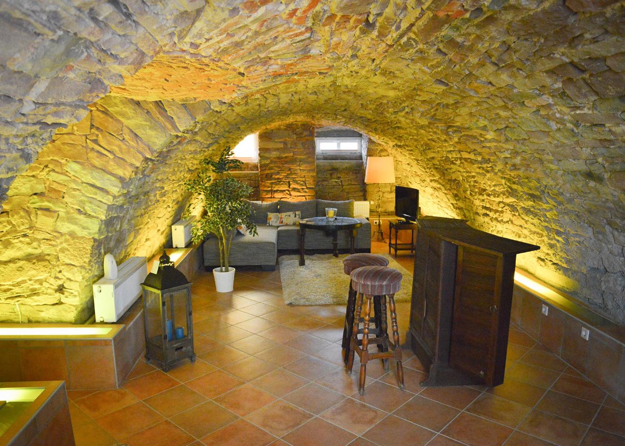 Deluxe Double Room (2 Adults + 1 Child) - Photo 2