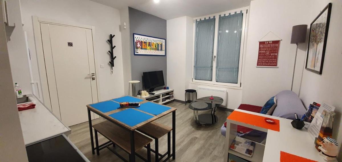 Apartment with Terrace - Photo 11