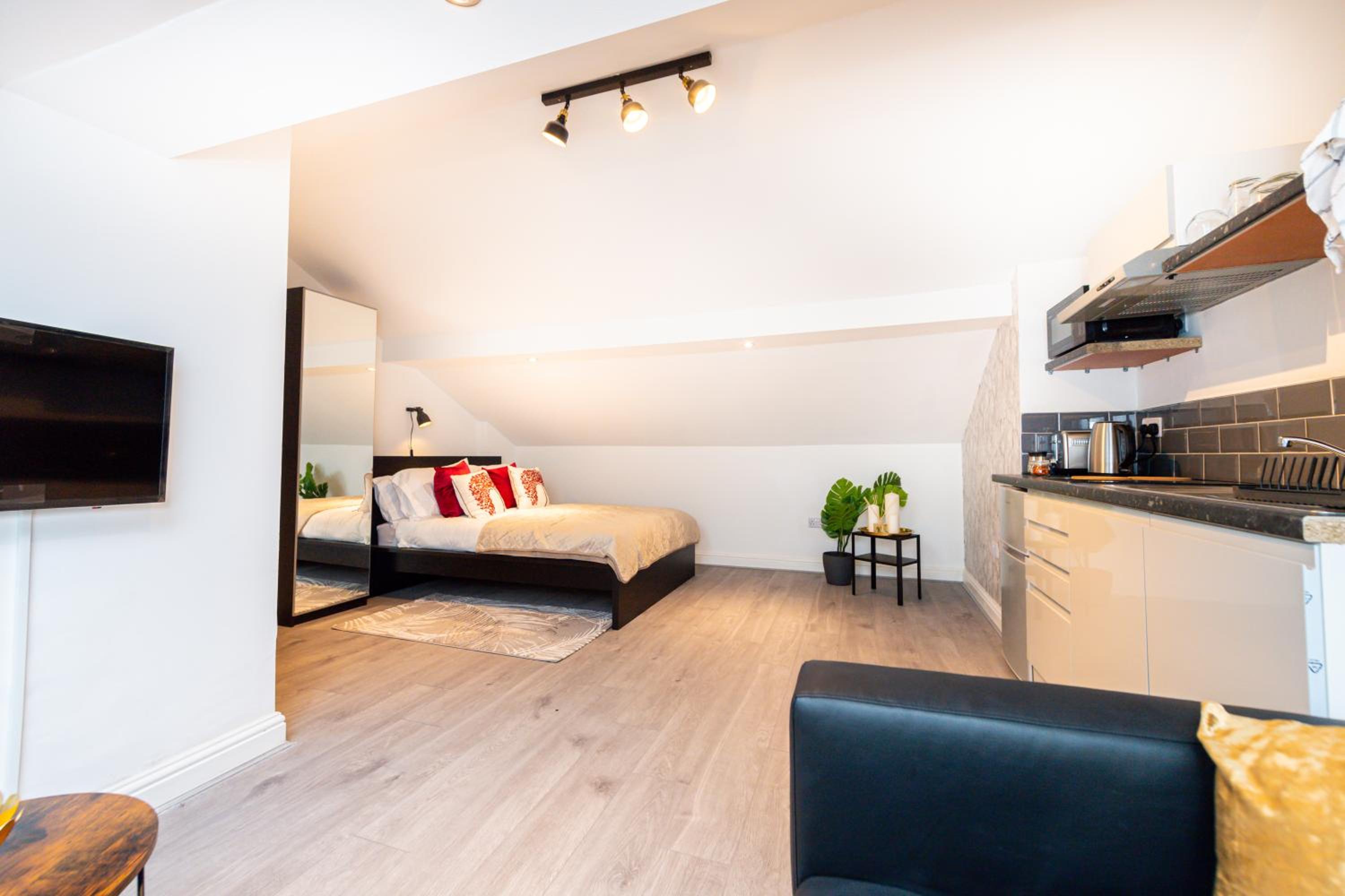 Studio Apartment - Photo 2