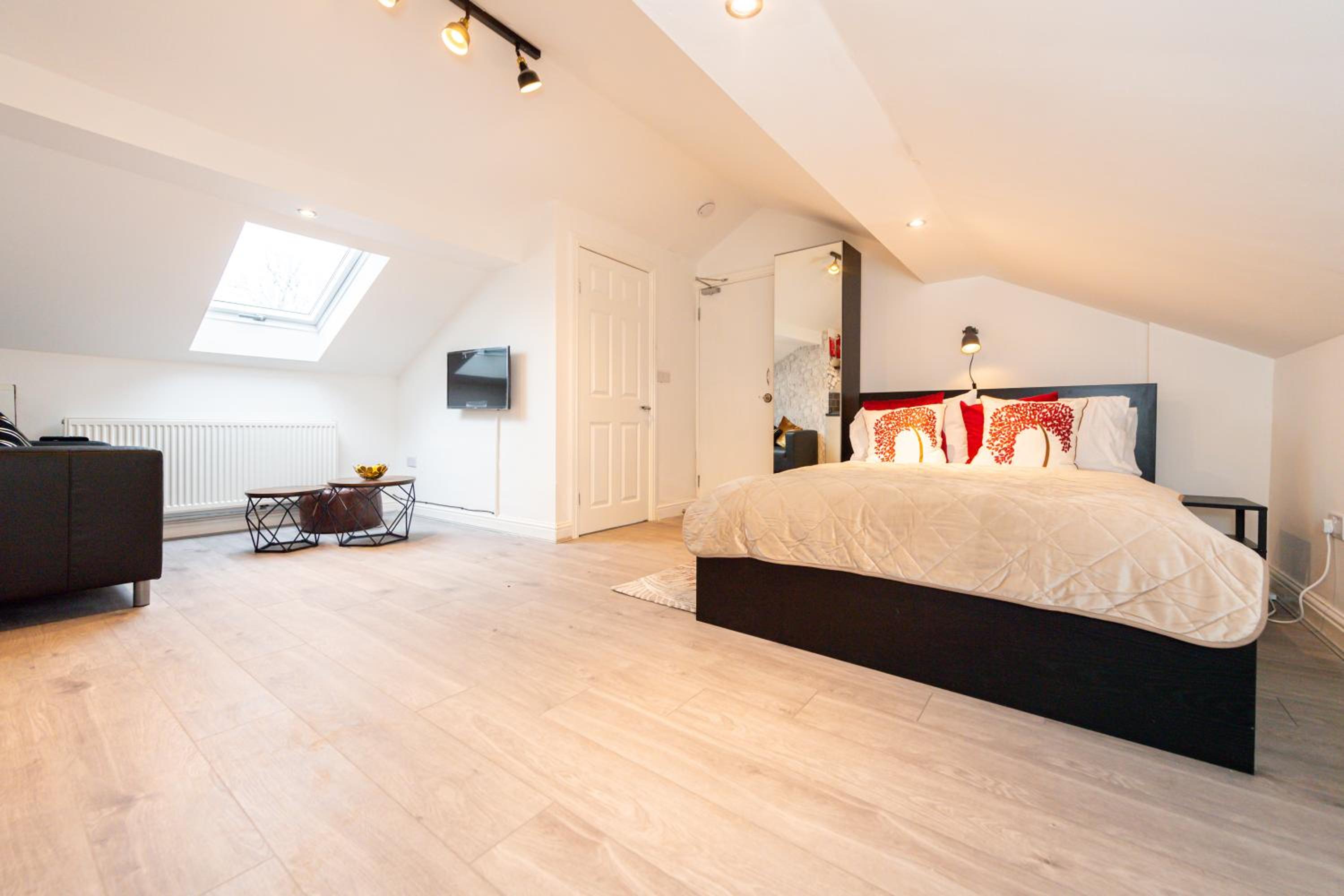 Studio Apartment - Photo 1