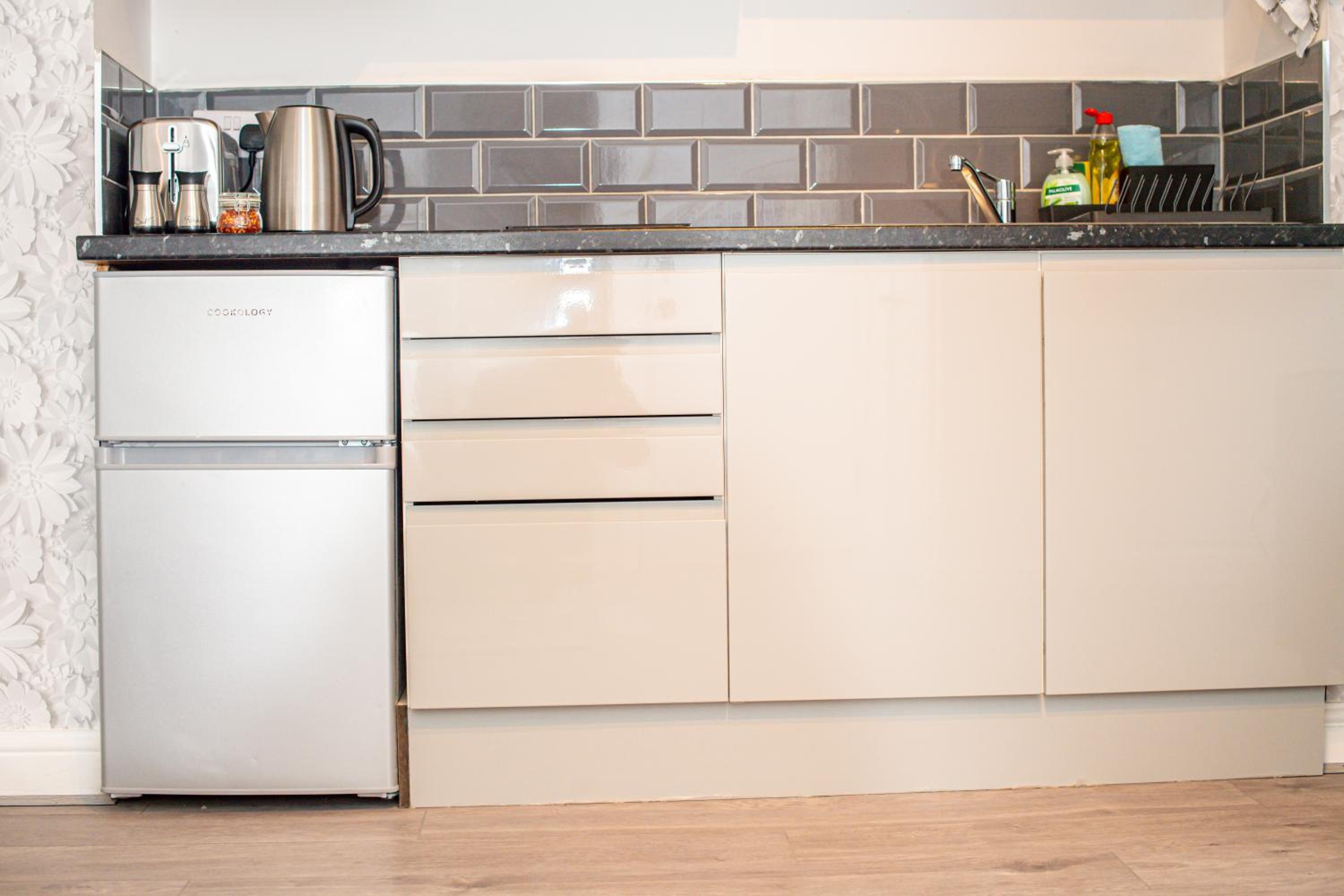 Studio Apartment - Photo 16
