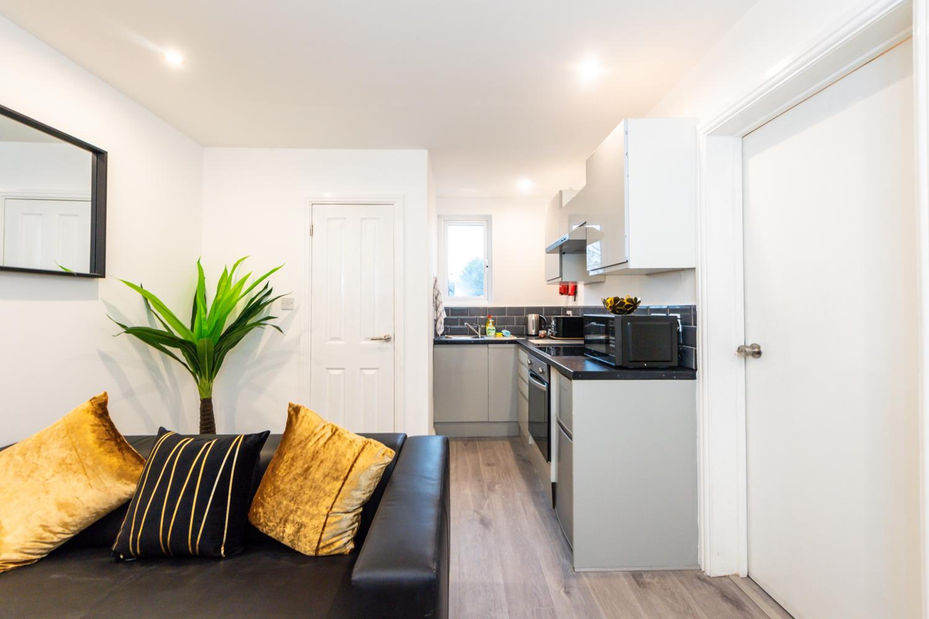 One-Bedroom Apartment - Photo 6