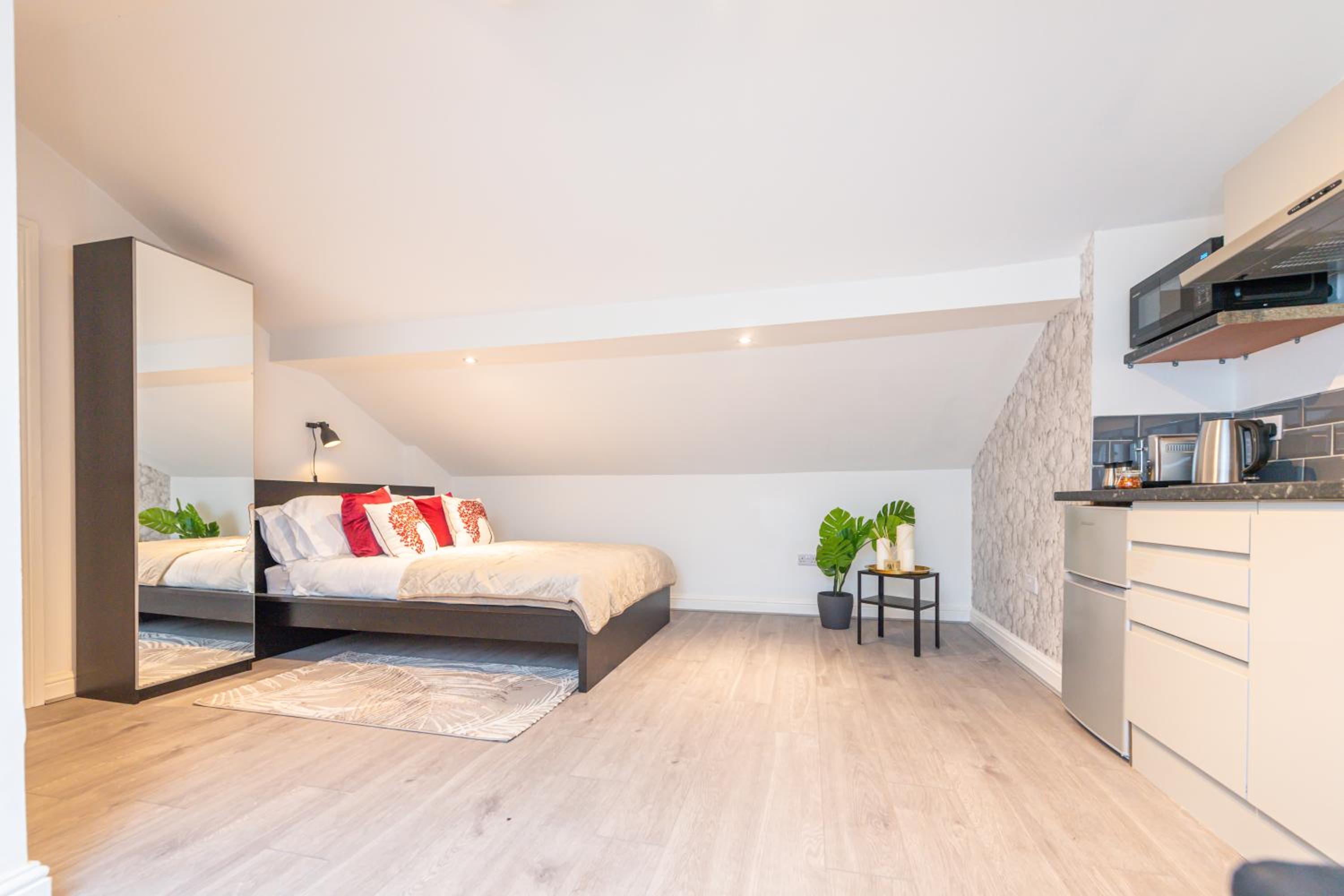 Studio Apartment - Photo 36