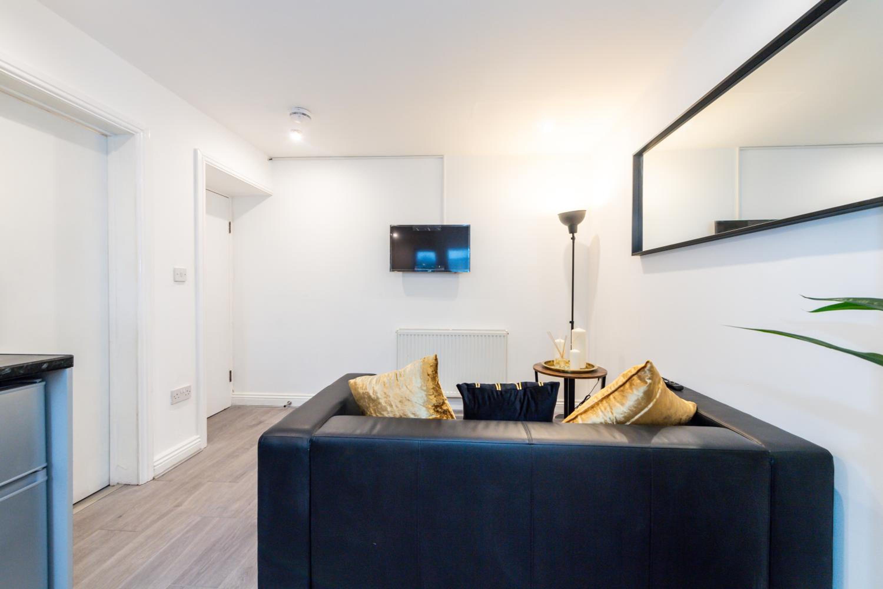 One-Bedroom Apartment - Photo 15