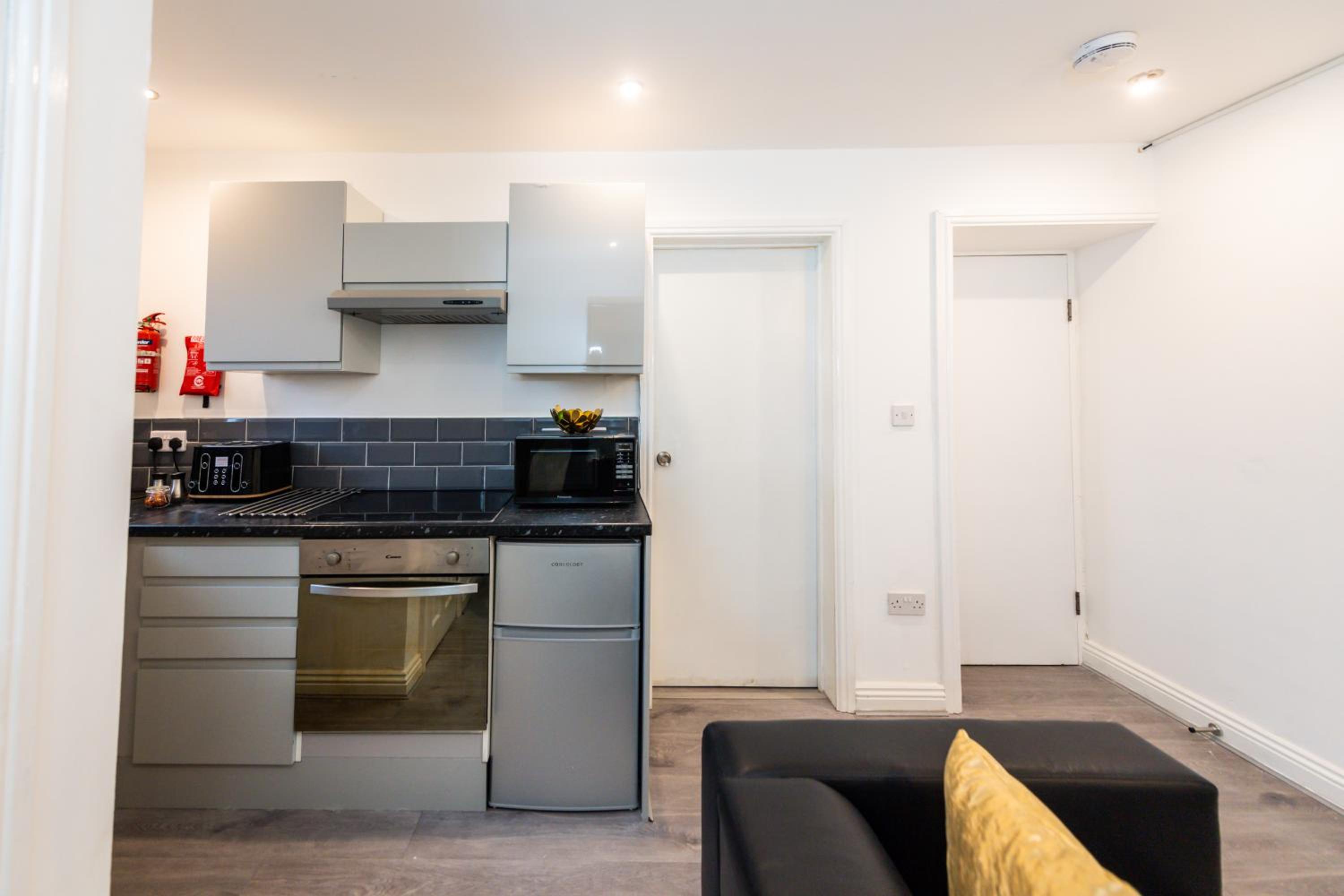 One-Bedroom Apartment - Photo 3